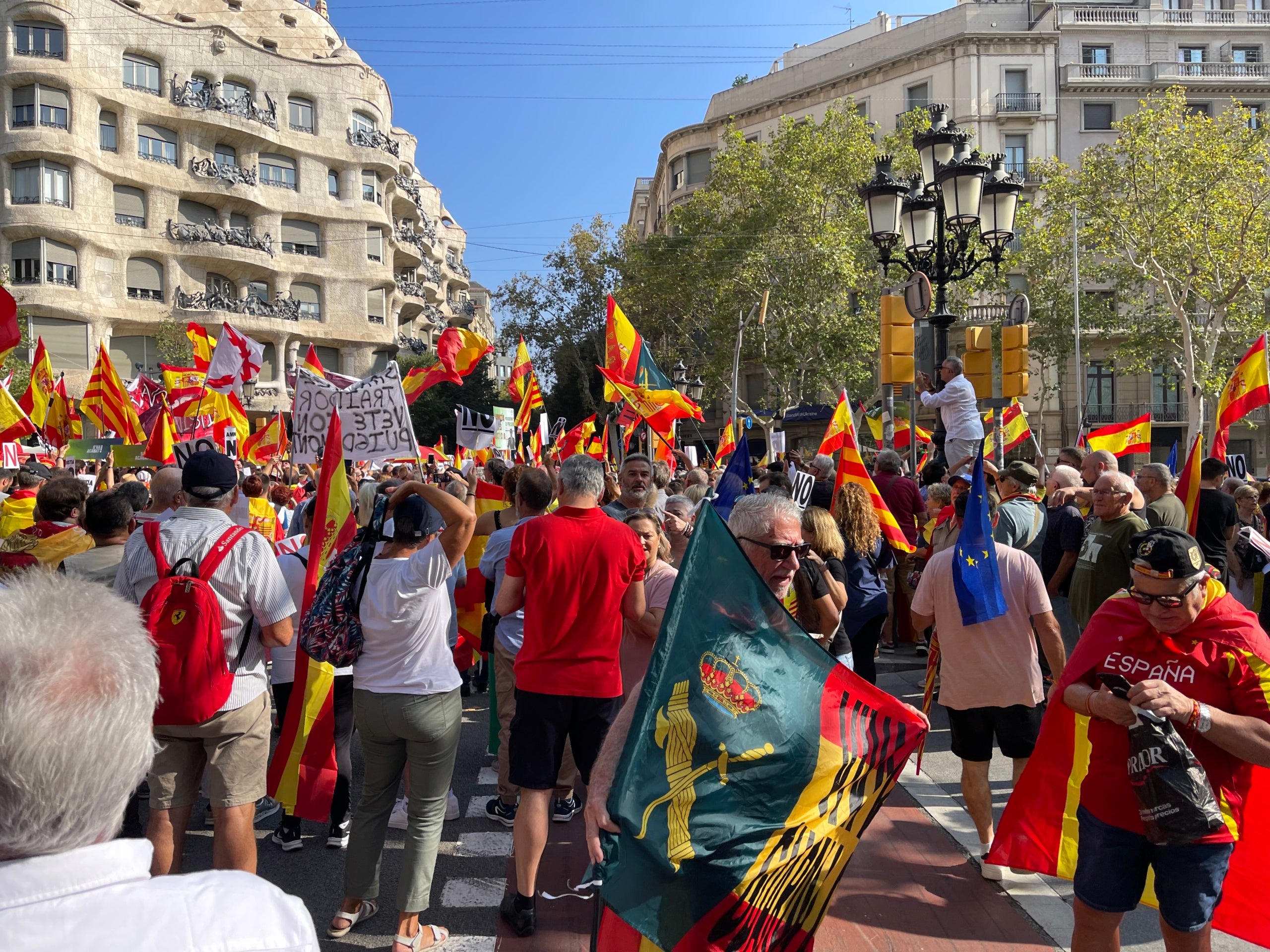 Un manifestant porta una bandera de la Guàrdia Civil amb una bandera d'Espanya a la manifestació contra l'amnistia d'aquest 8 d'octubre a Barcelona/Quico Sallés