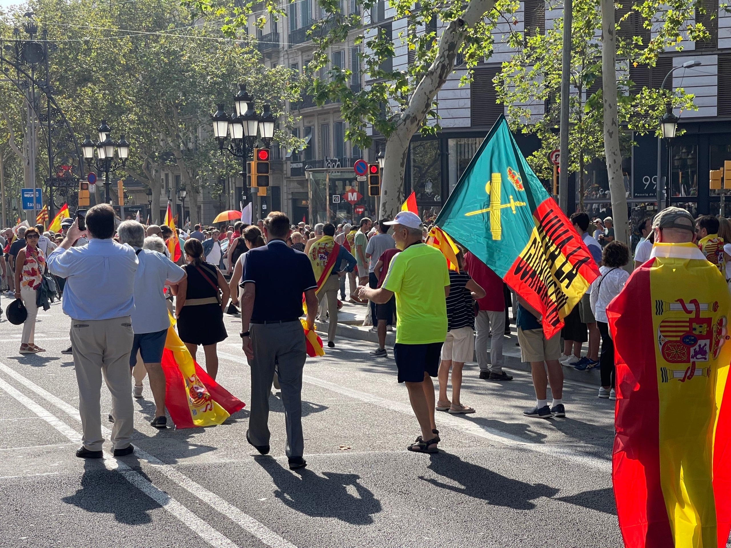 Un manifestants amb la bandera de la Guàrdia Civil a la convocatòria contra l'amnistia a Barcelona/Quico Sallés