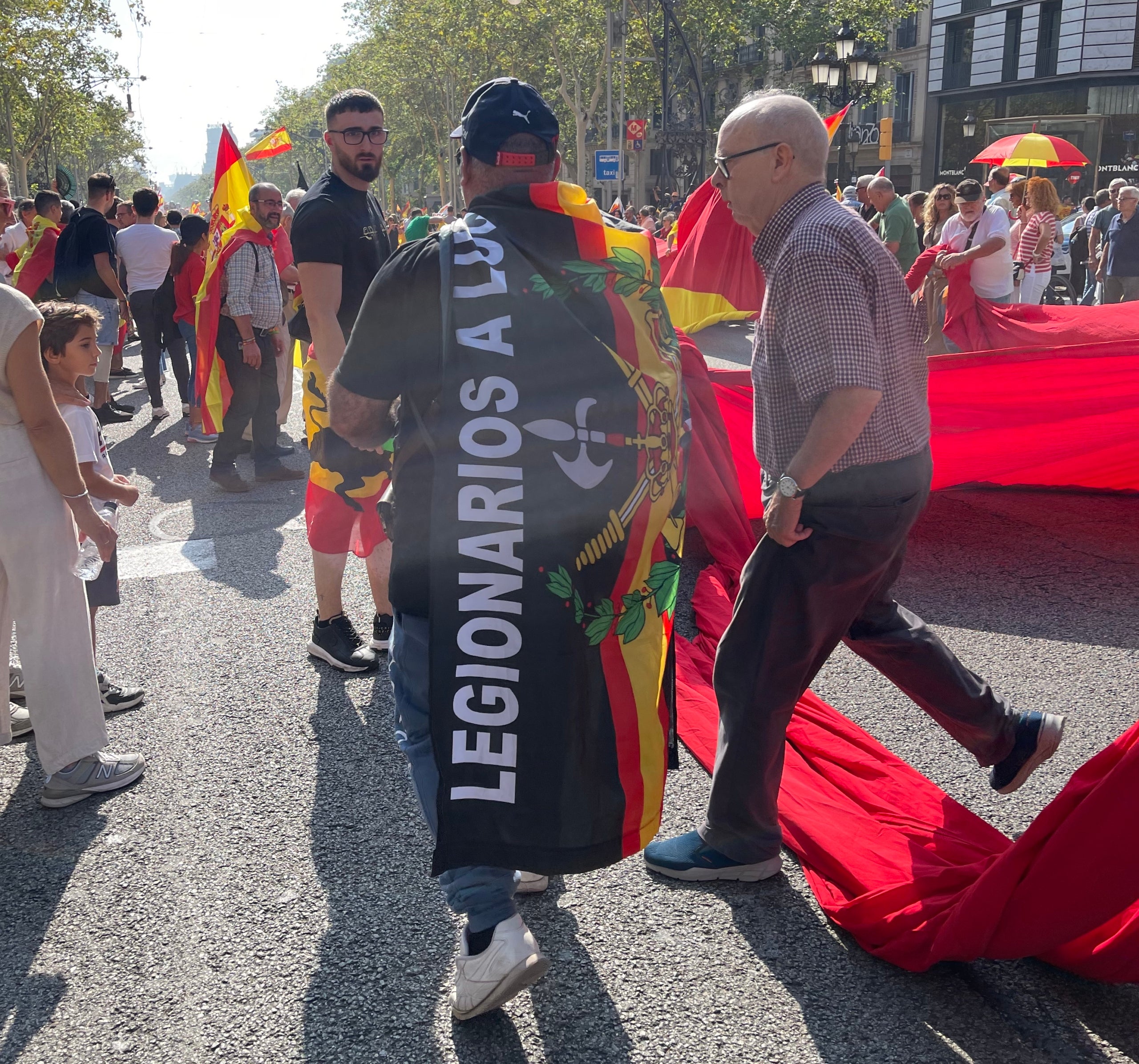 Un participant a la manifestació unionista d'aquest 8 d'octubre contra l'amnistia amb la bandera de la Legió/Quico Sallés