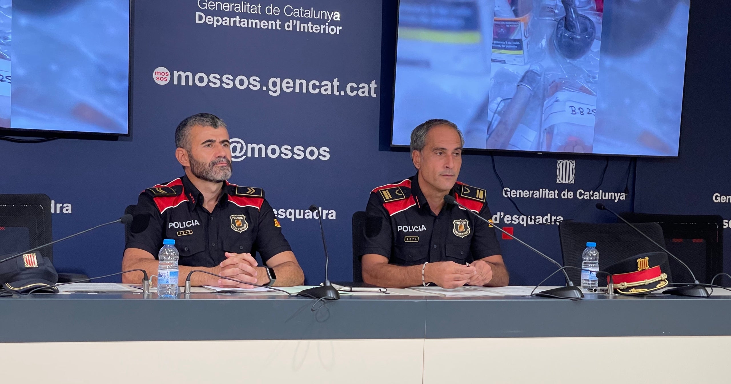 El sergent Sergi Mitjà dels Tedax i el número dos de la Comissaria General d'informació, l'intendent David Sànchez, en una compareixença a la comissaria de la Travessera de les Corts/Quico Sallés