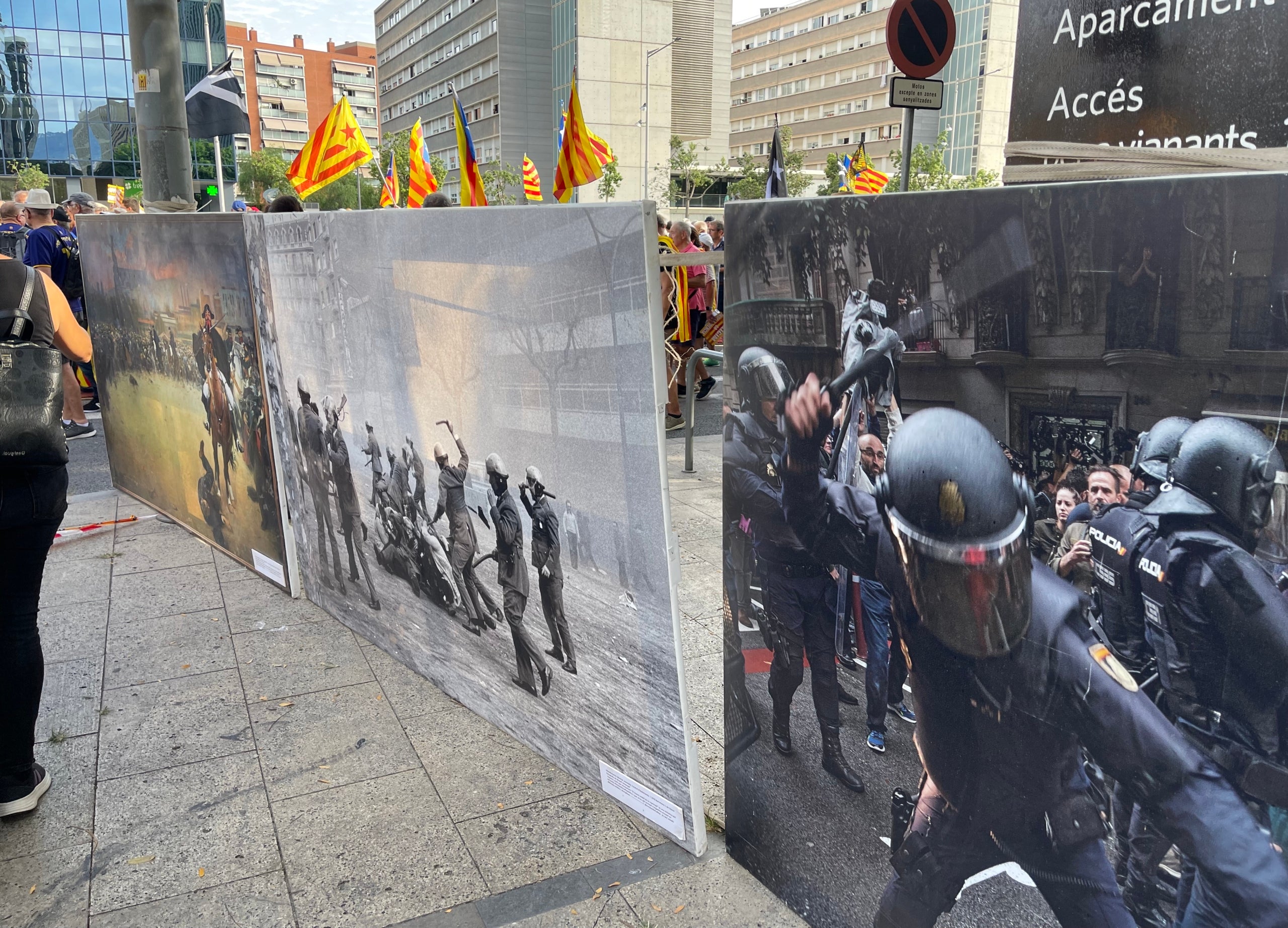 Paneles con fotografías de imágenes de represión contra los catalanes a la última manifestación de la Fiesta del 11 de Septiembre/Quico Sallés