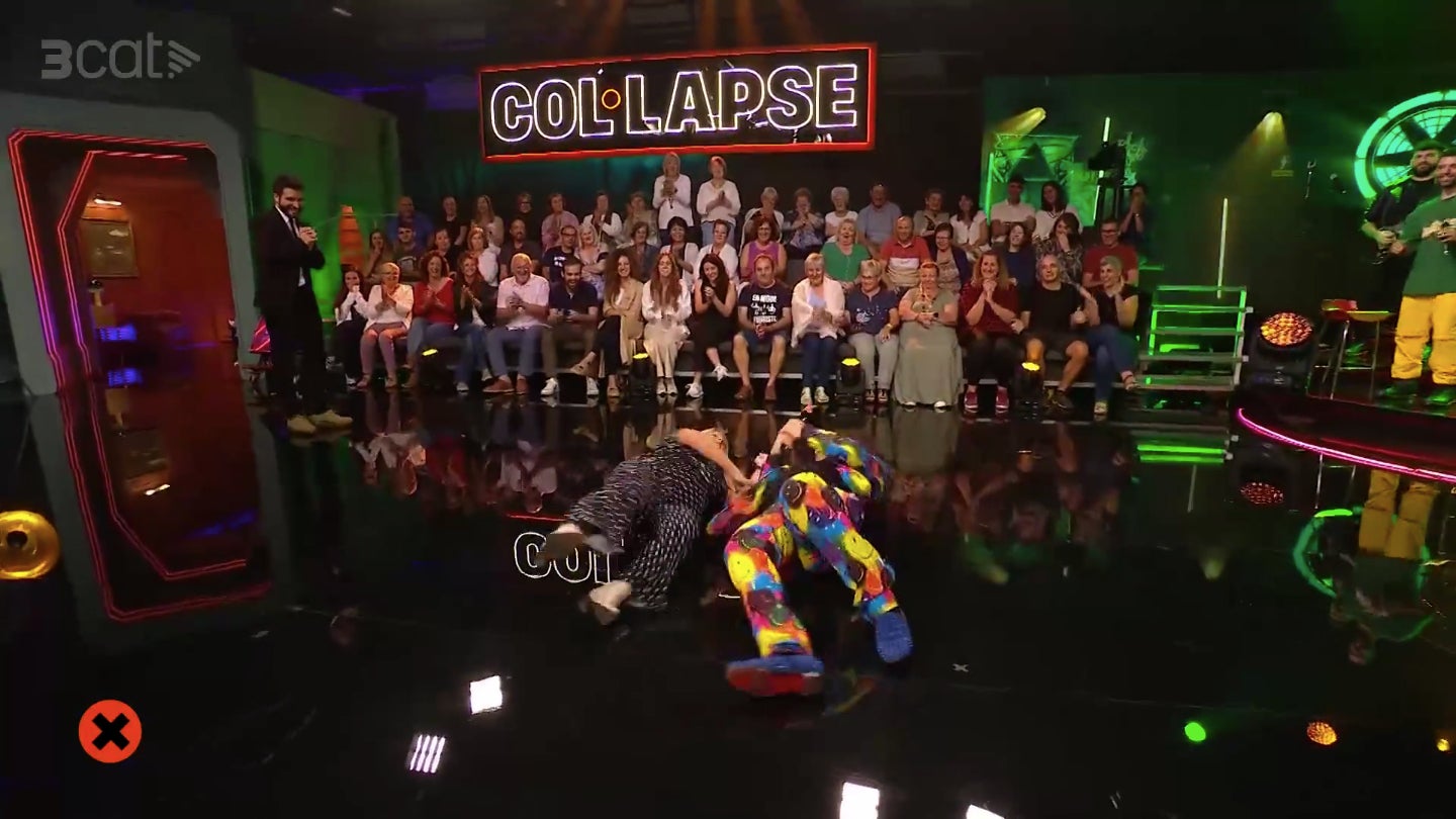 Torito y una mujer del públic hacen la croqueta por el plató - TV3