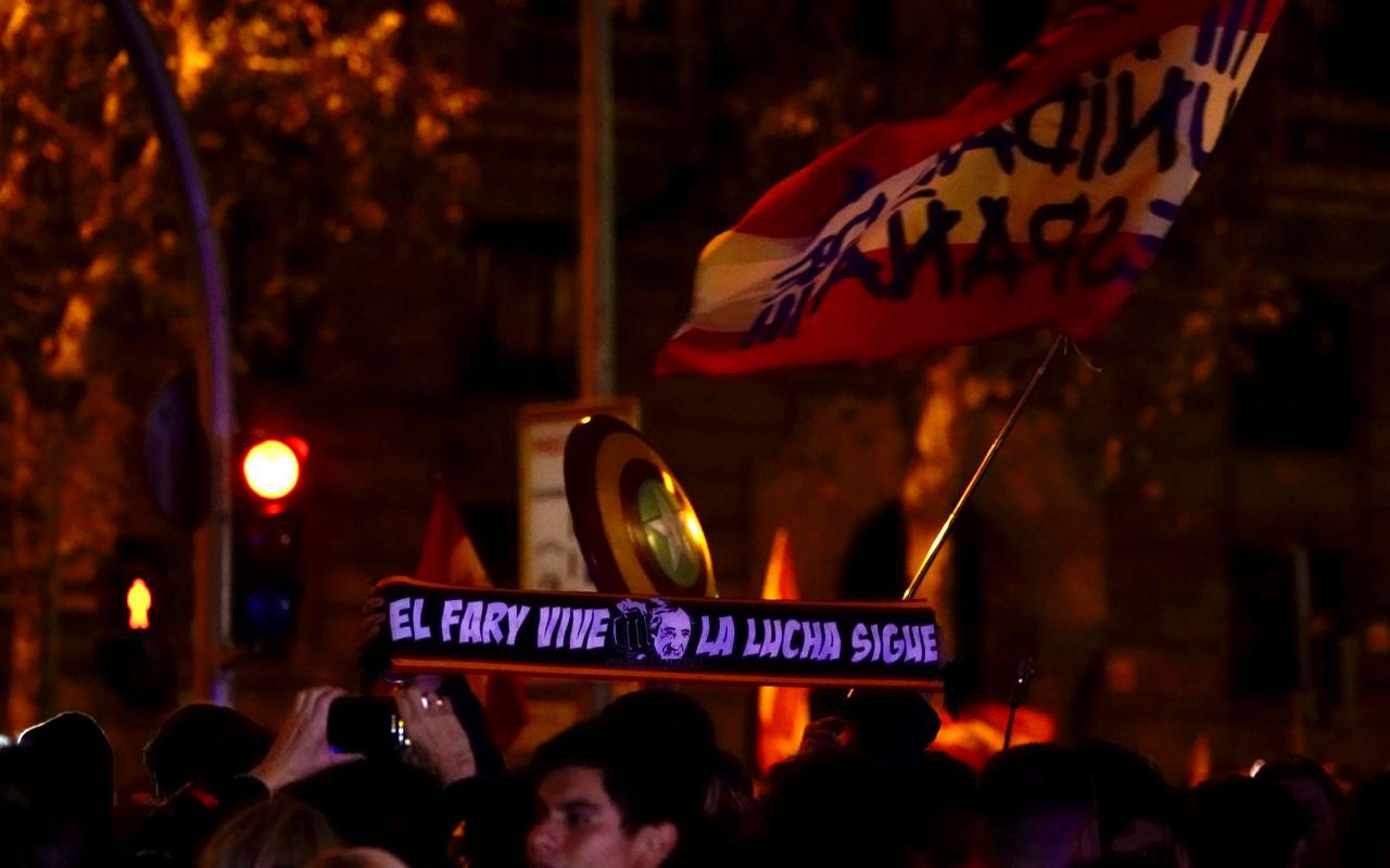 La pancarta bufanda, el Fary vive, la lucha sigue que ha fet furor entre els manifestants contra l'amnistia/Mireia Comas