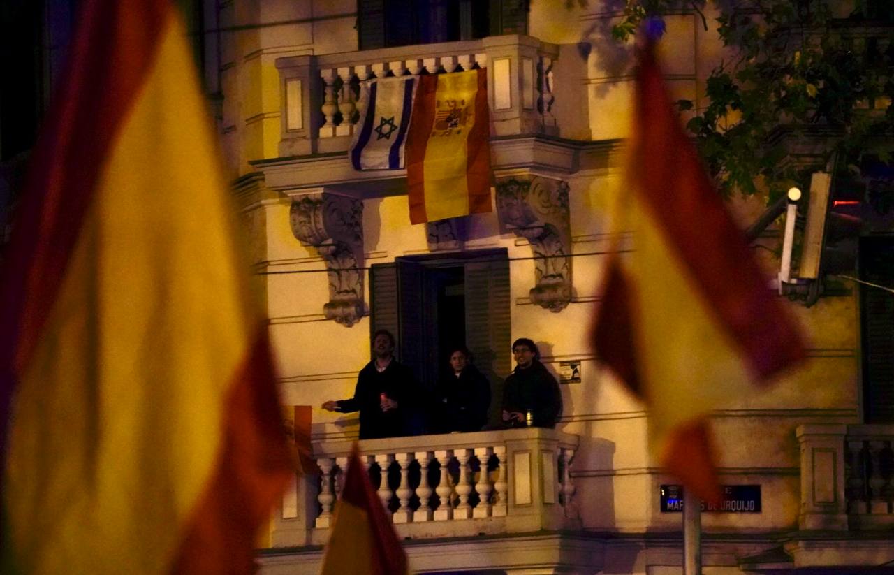 Manifestants que es miren la concentració de Ferraz des del balcó/Mireia Comas