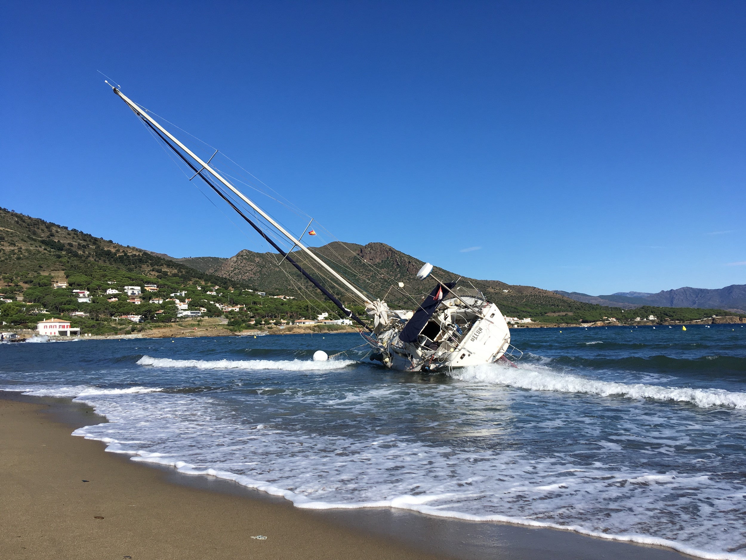 Un veler embarrancat a la platja del Port de la Selva l'any 2017 / ACN