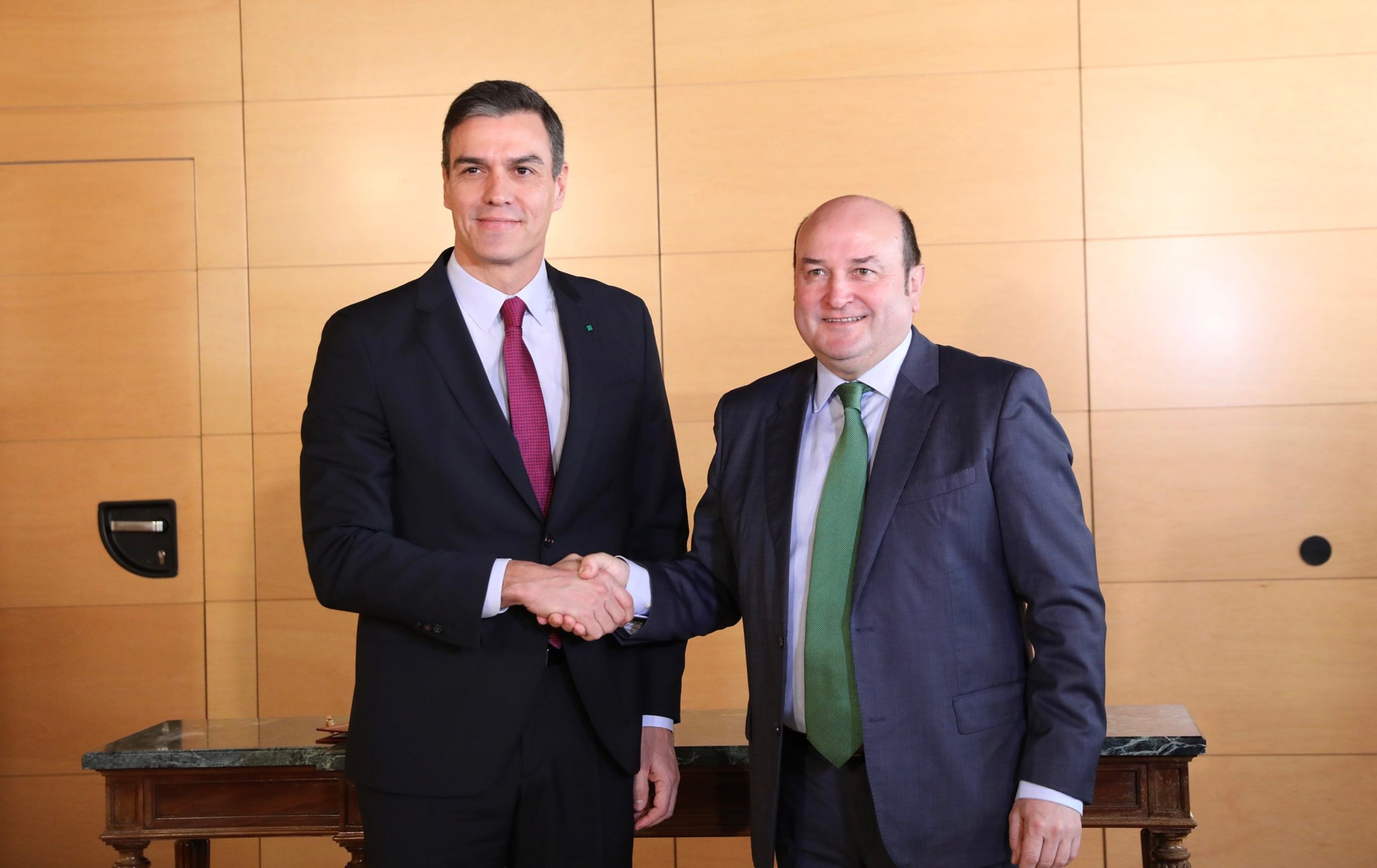 El secretari general del PSOE, Pedro Sánchez, i el president del PNB, Andoni Ortuzar, encaixen les mans arran del seu acord d'investidura (horitzontal) 30/12/19