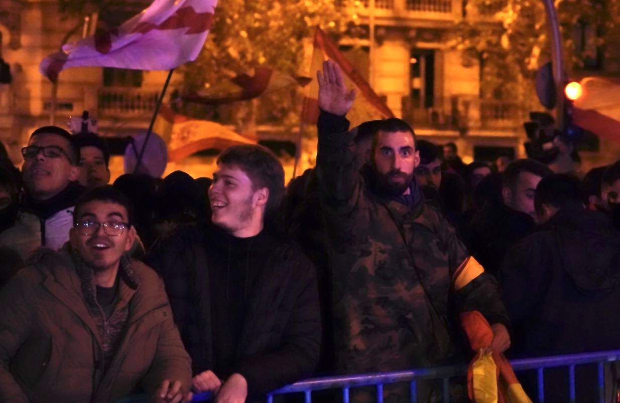 Una manifestants a la seu del carrer Ferraz contra l'amnistia aixecant el braç feixista/Mireia Comas