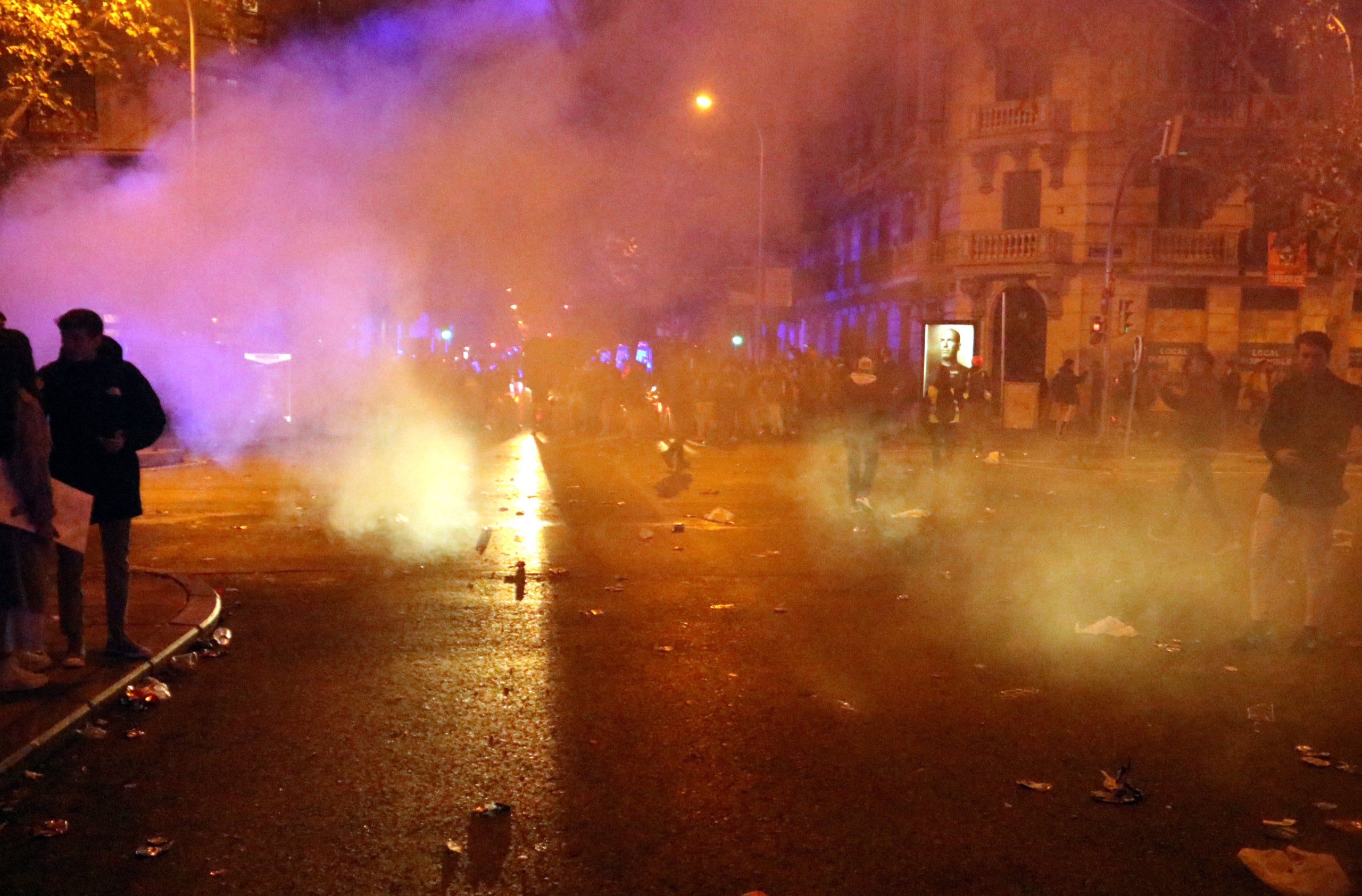Primeres càrregues de la policia en la tretzena nit de protestes contra l'amnistia a Madrid / ACN