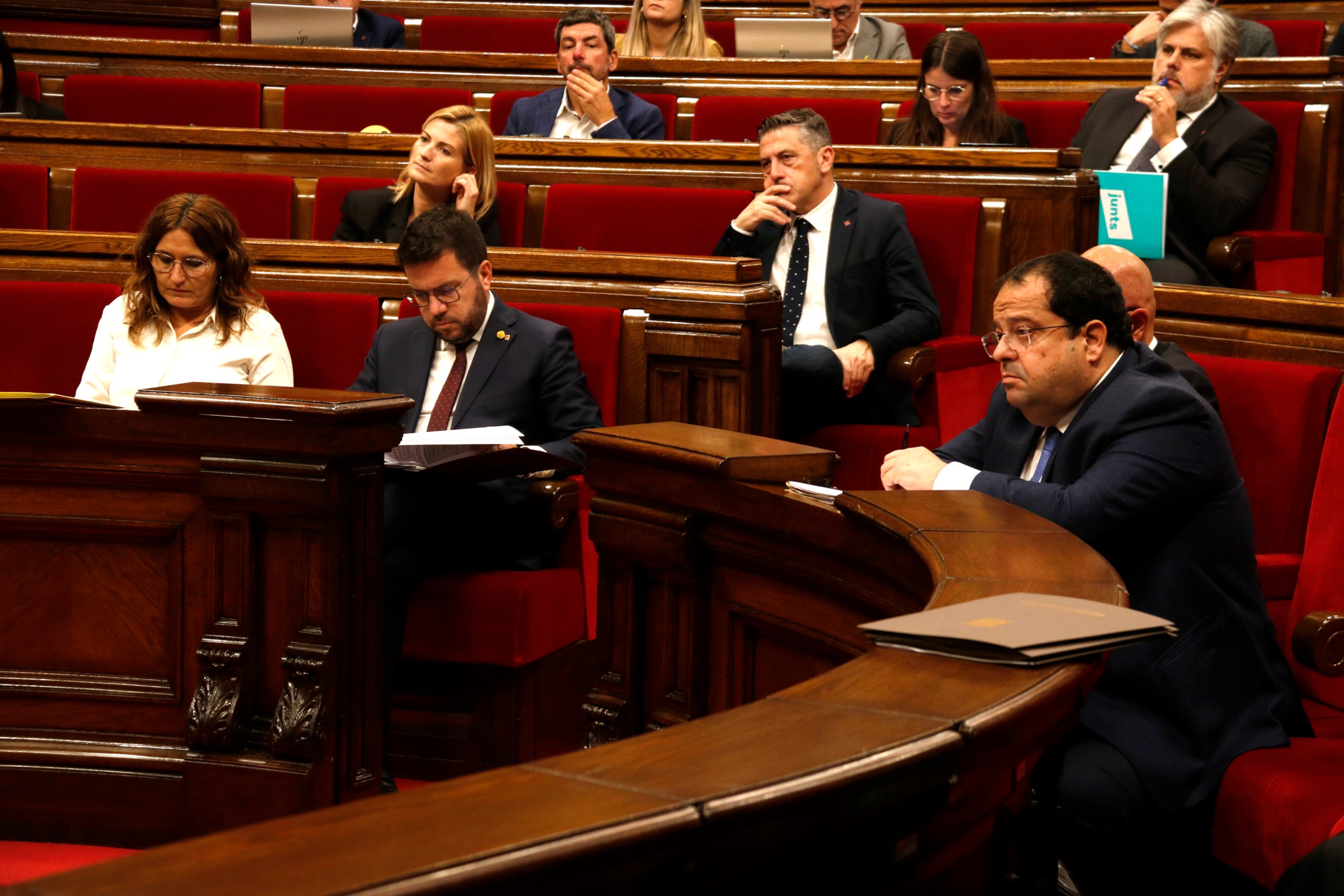 El consejero Elena y el presidente Aragonés, en un momento de plenario/ACN