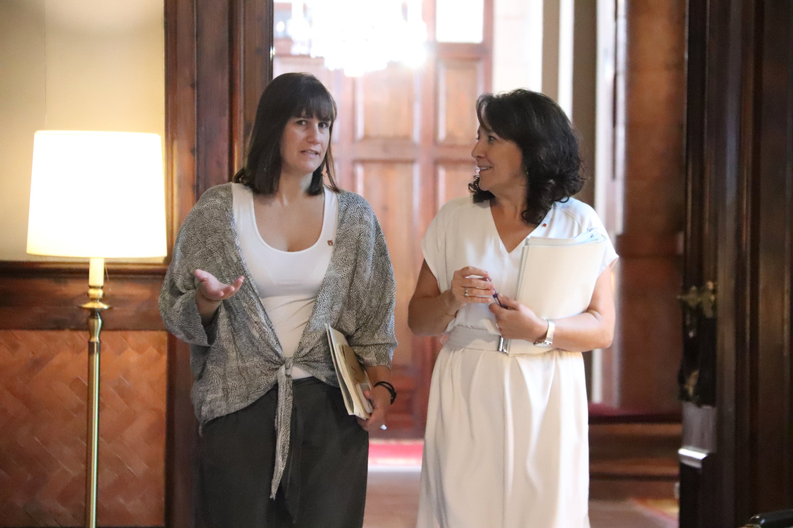 Aurora Madaula i Anna Erra als passadissos del Parlament / ACN