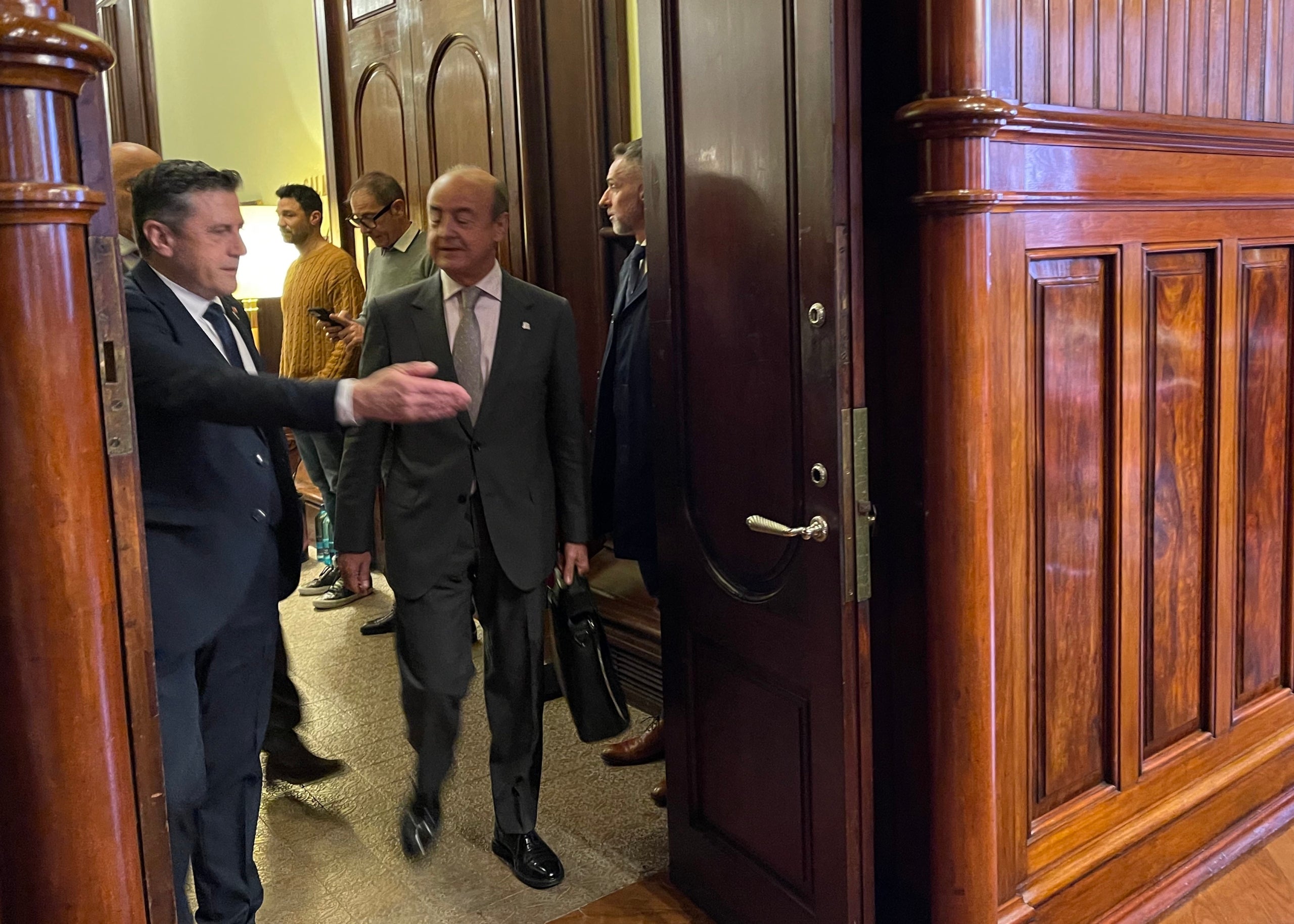 Jesús Maria Barrientos, al entrar a la sala 4 del Parlamento, en su comparecencia para presentar la memoria judicial de 2022/Quico Sallés