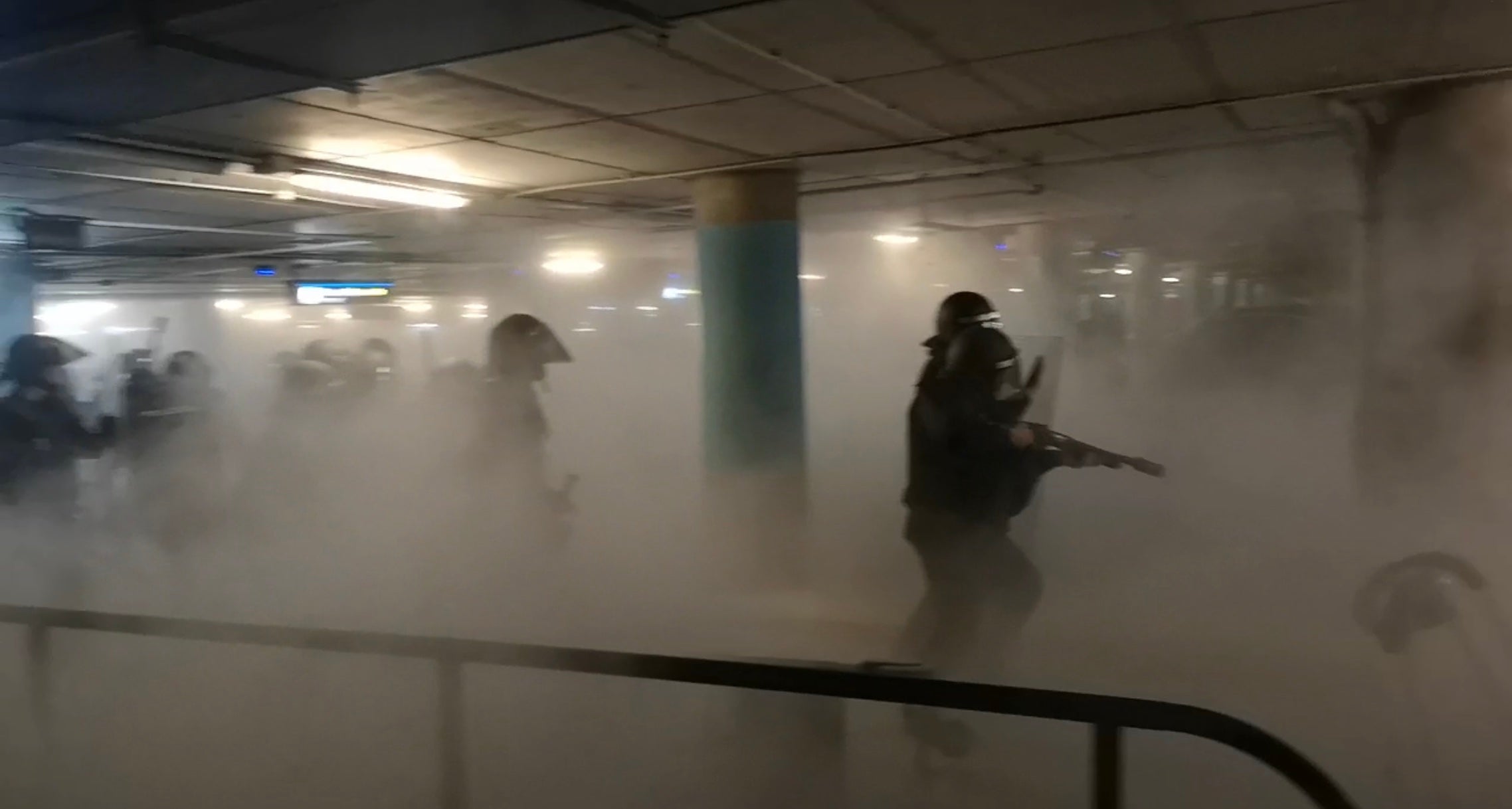 Membres de les Unitats d'Intervenció Policial disparen bales de goma al pàrquing de l'aeroport del Prat durant les protestes postsentència/Quico Sallés