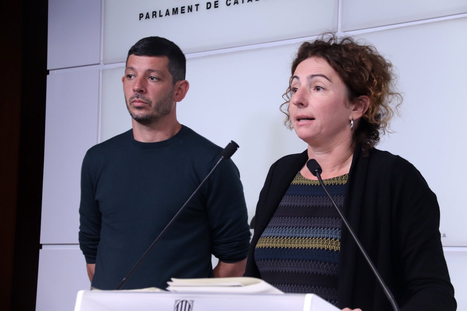 Els diputats de la CUP Montserrat Vinyets i Xavier Pellicer en roda de premsa des del Parlament / ACN