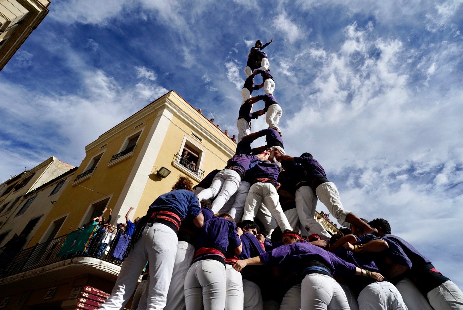 El 2 de 9 amb folre i manilles descarregat dels  Capgrossos de Mataró en la diada castellera de Tots Sants a Vilafranca del Penedès / Mireia Comas