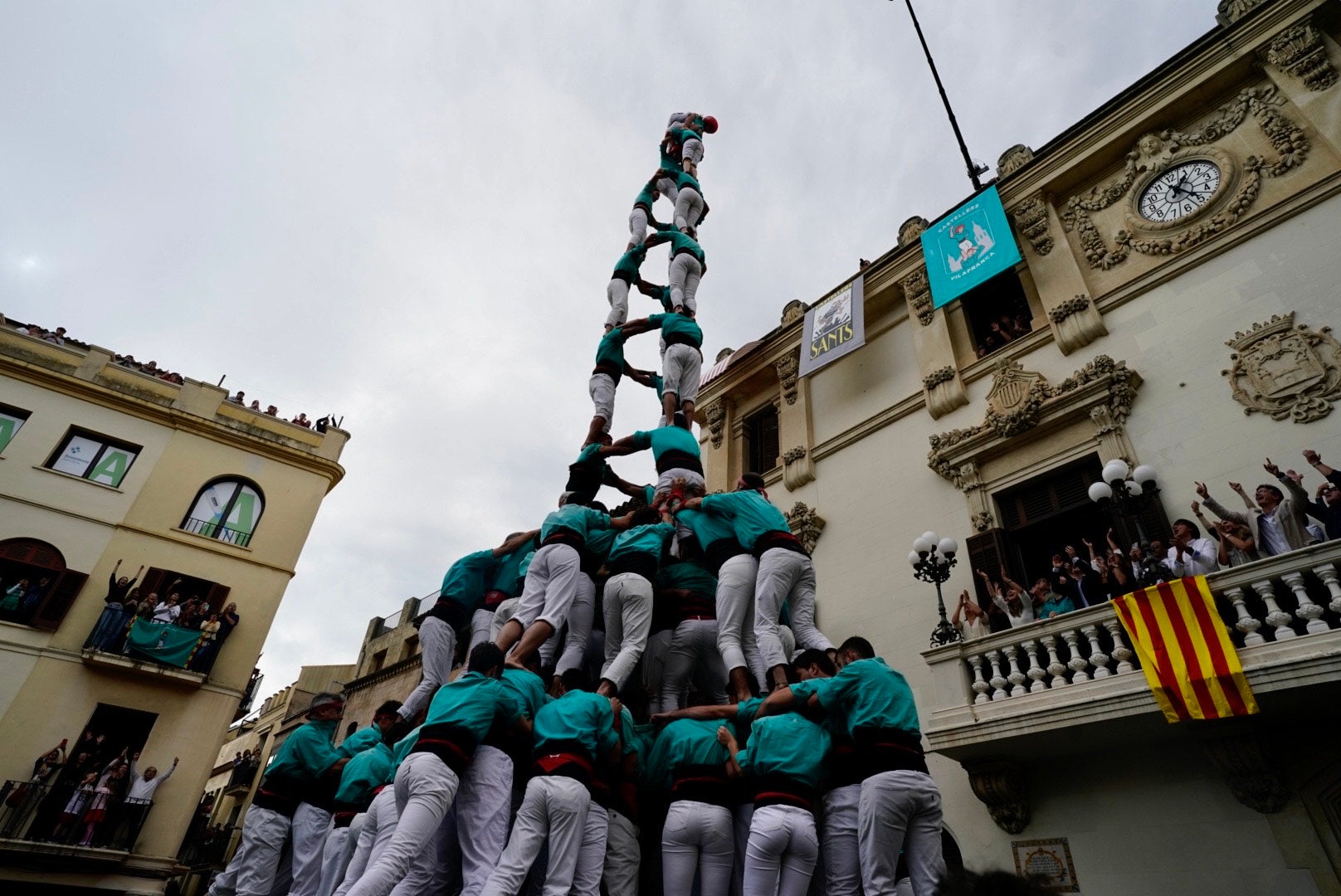 El 3 de 10 amb folre i manilles descarregat pels Castellers de Vilafranca, els Verds, en la diada castellera de Tots Sants a Vilafranca / Mireia Comas