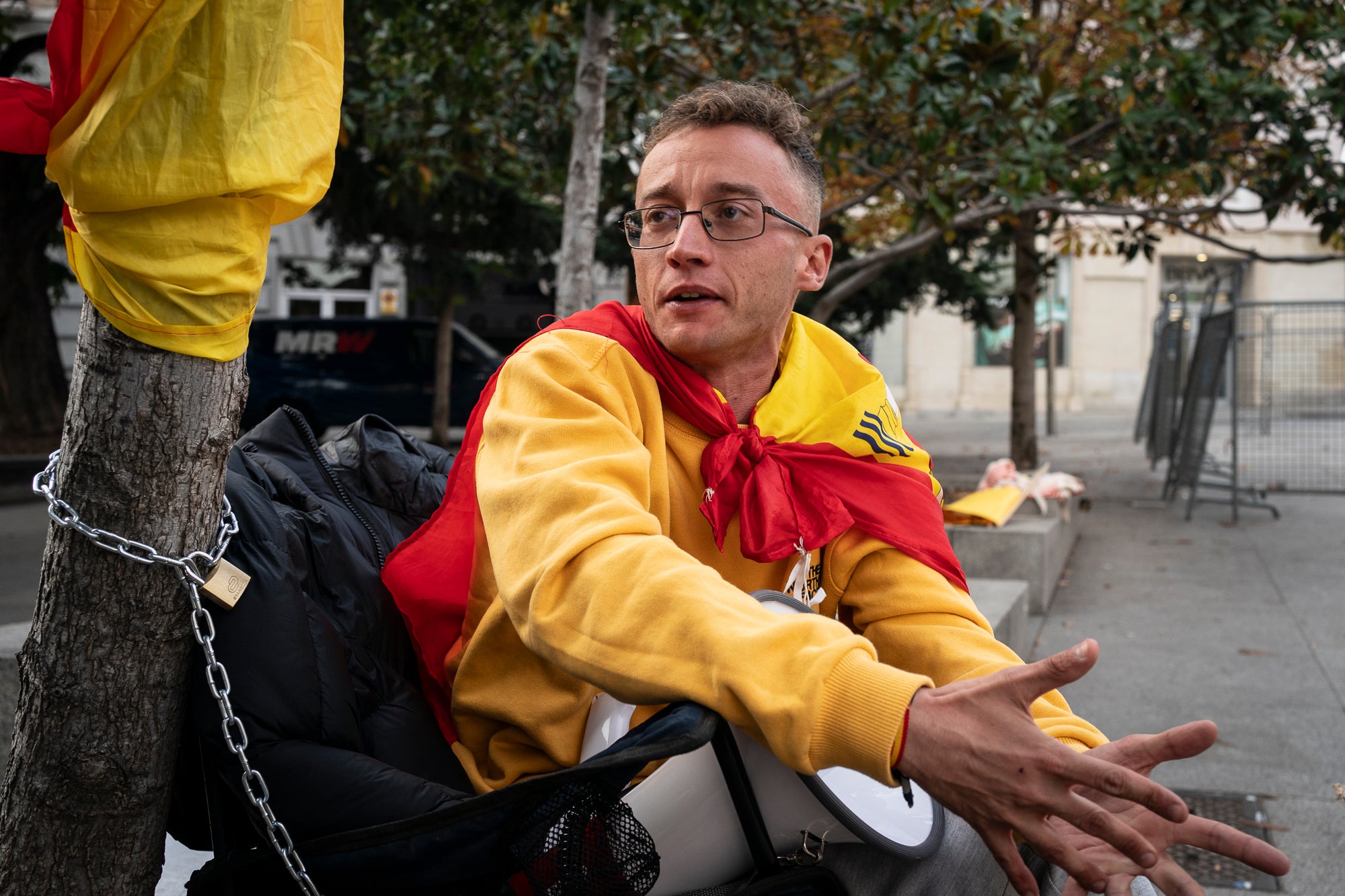 Un hombre se encadena a un árbol y se declara en huelga de hambre para protestar contra la amnistía, Madrid 08.11.2023 / Mireia Comas