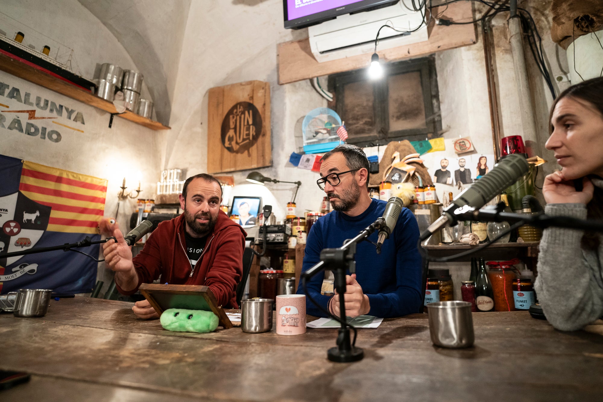 El búnker, un programa satírico de radio protagonizado por Lluís Jutglar (Peyu), Jair Domínguez y Neus Rossell 28.11.2023 / Mireia Comas