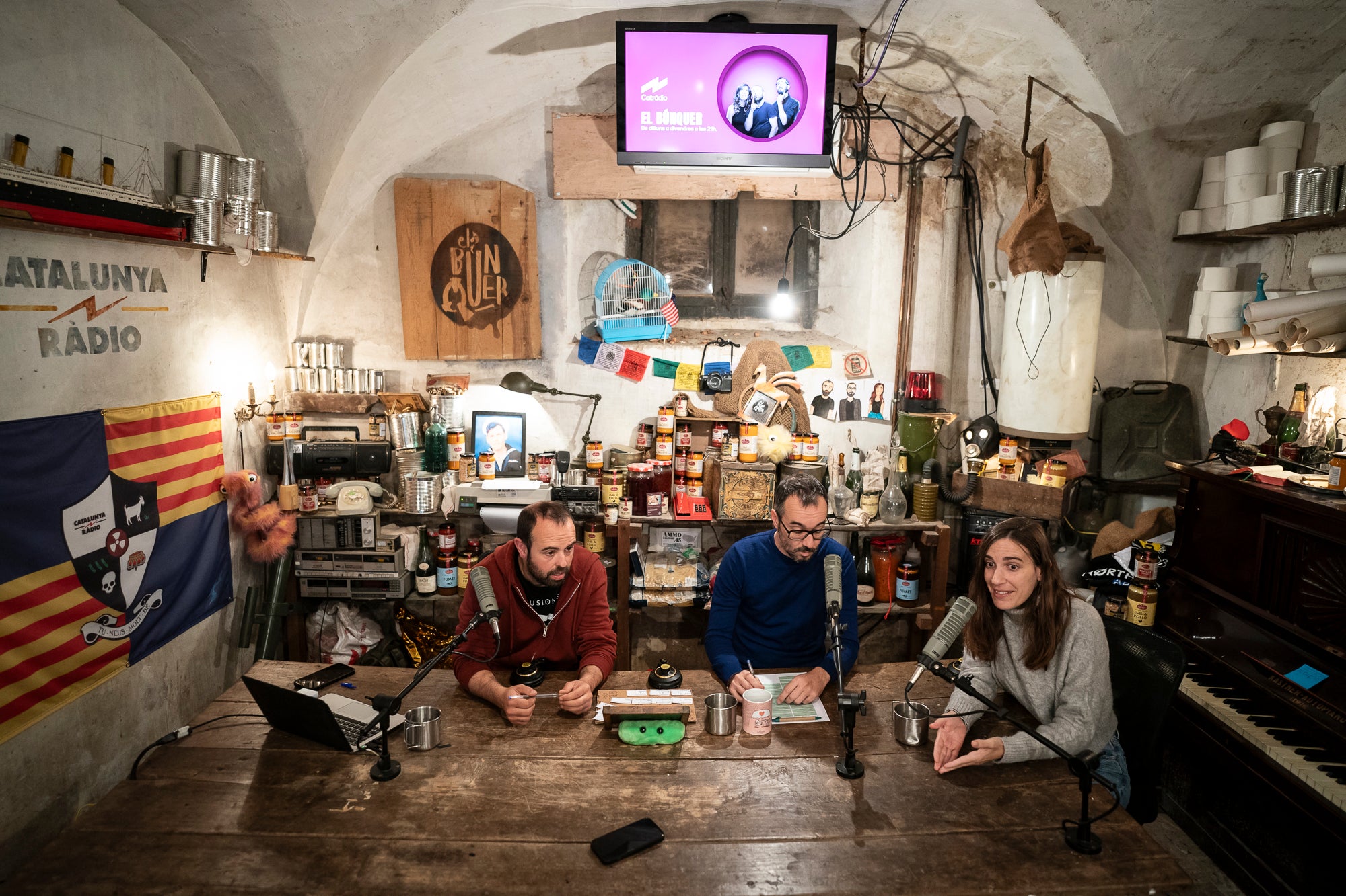 El búnker, un programa satírico de radio protagonizado por Lluís Jutglar (Peyu), Jair Domínguez y Neus Rossell 28.11.2023 / Mireia Comas