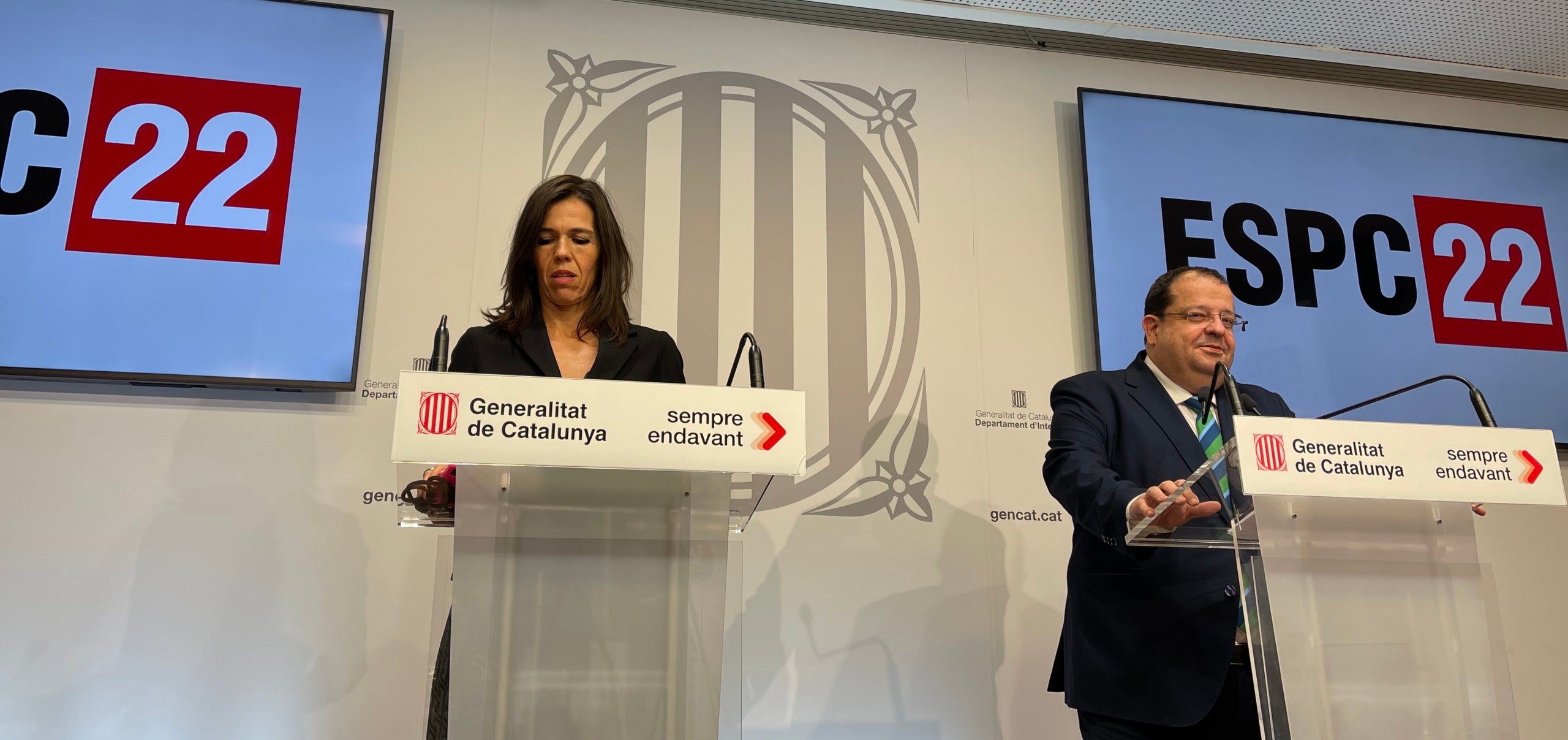 Alba Alfageme i el conseller Joan Ignasi Elena, a la seu d'Interior, en la presentació de l'Enquesta de Seguretat Pública d'Interior 2022/Quico Sallés
