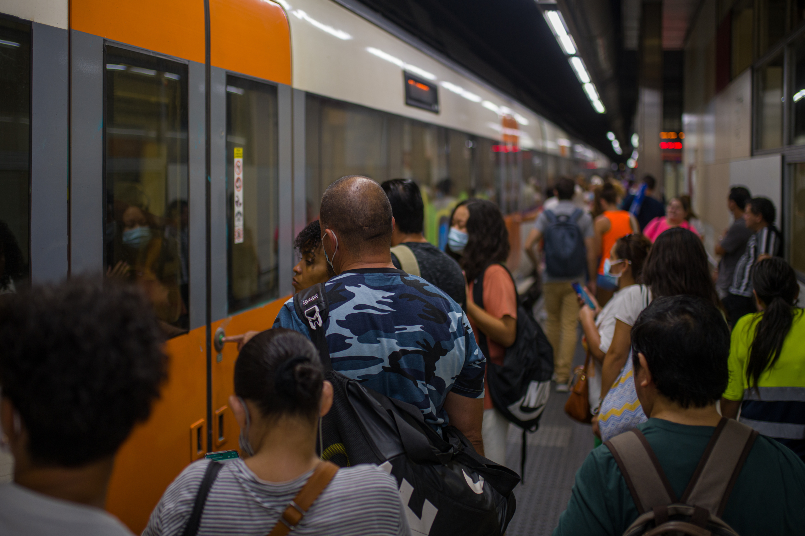 Imatge de diversos passatgers pujant a un tren de Rodalies / Europa Press