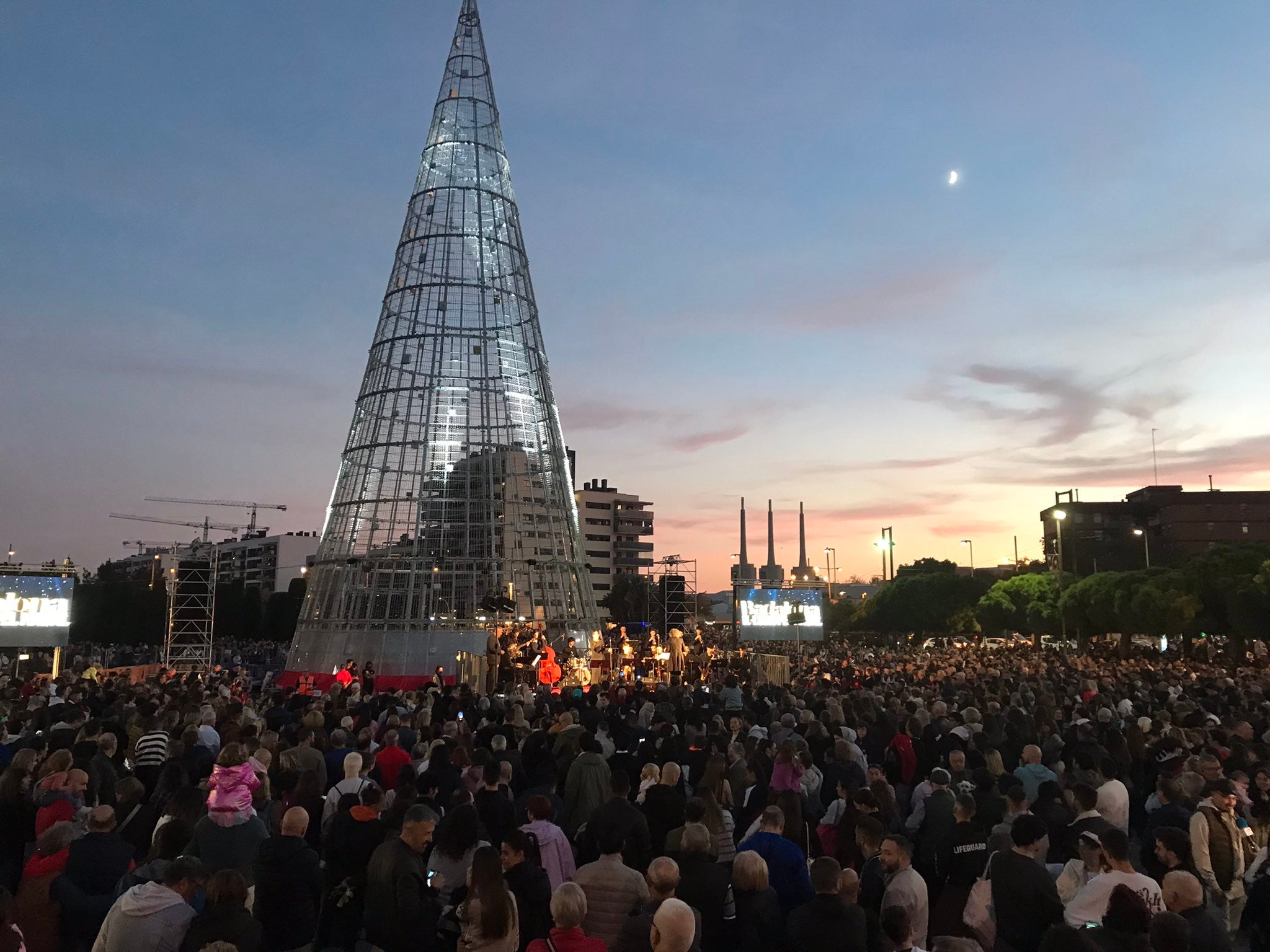 L'arbre de 40 metres de Badalona poc abans de l'encesa de llums / Ajuntament de Badalona
