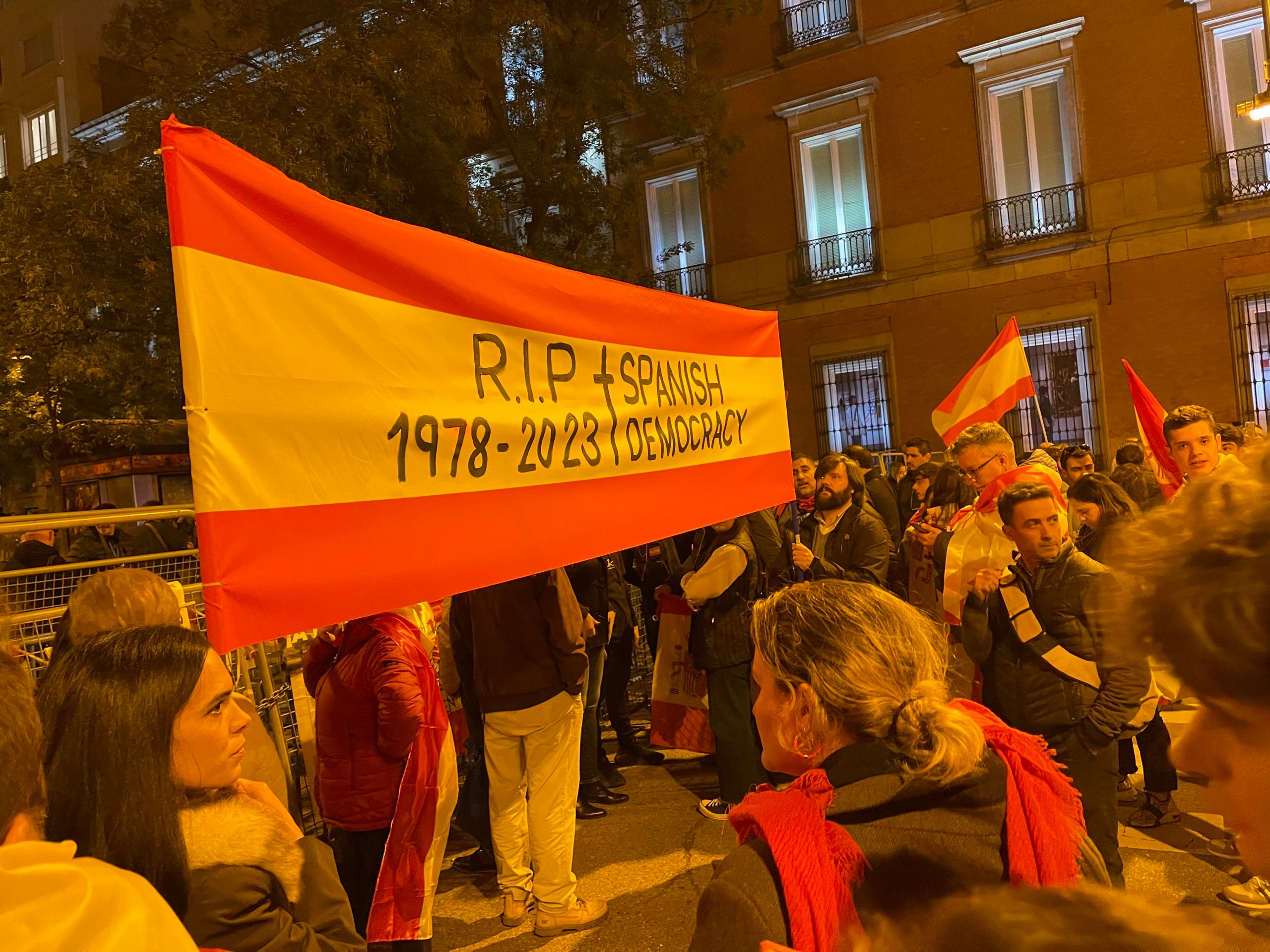 Una de las banderas de la manifestación contra la investidura/Quico Sallés
