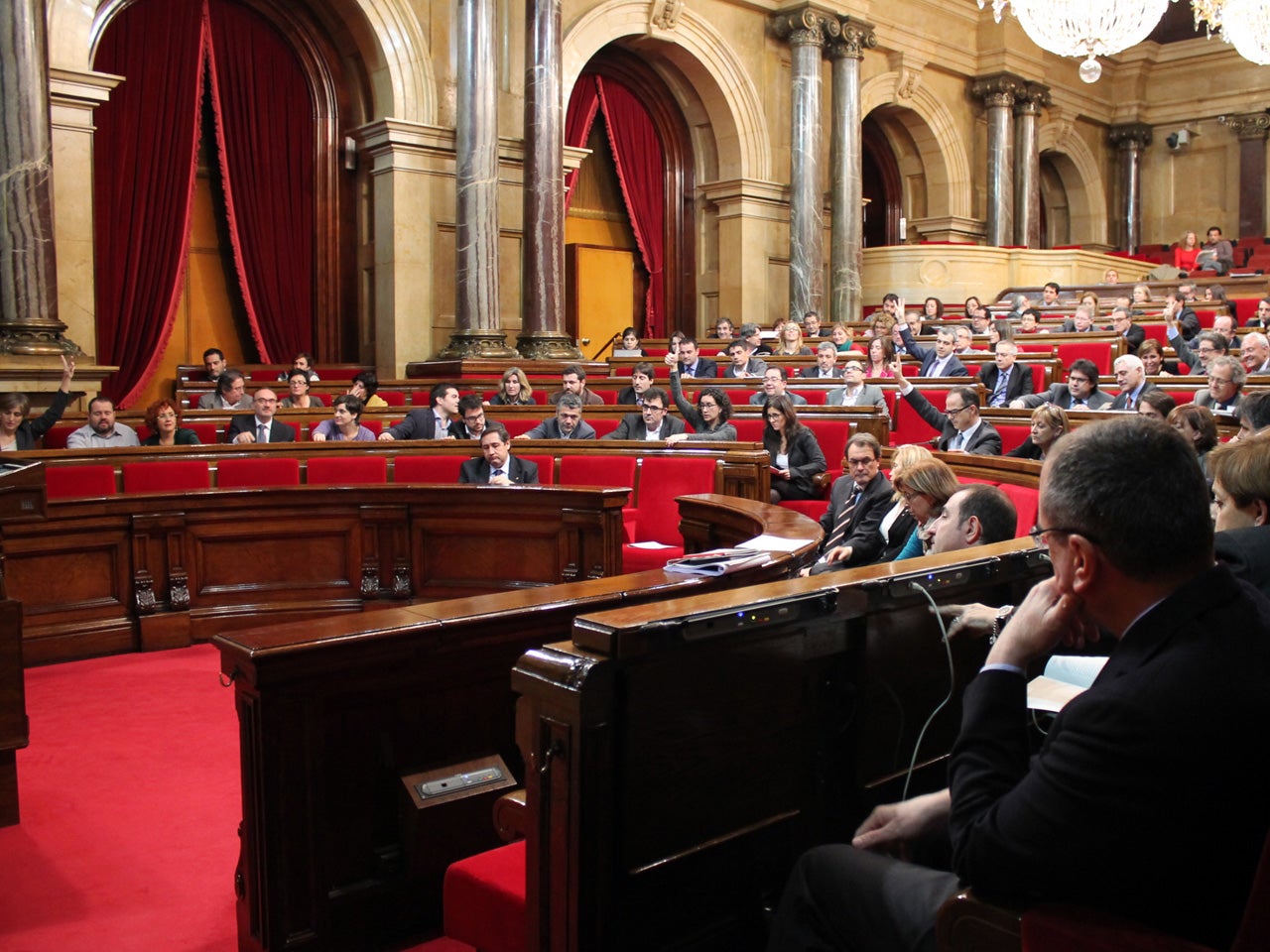 Una imatge de la votació del Parlament de l'any 2013 quan es va aprovar retirar les bales de goma de l'arsenal de les policies/Parlament