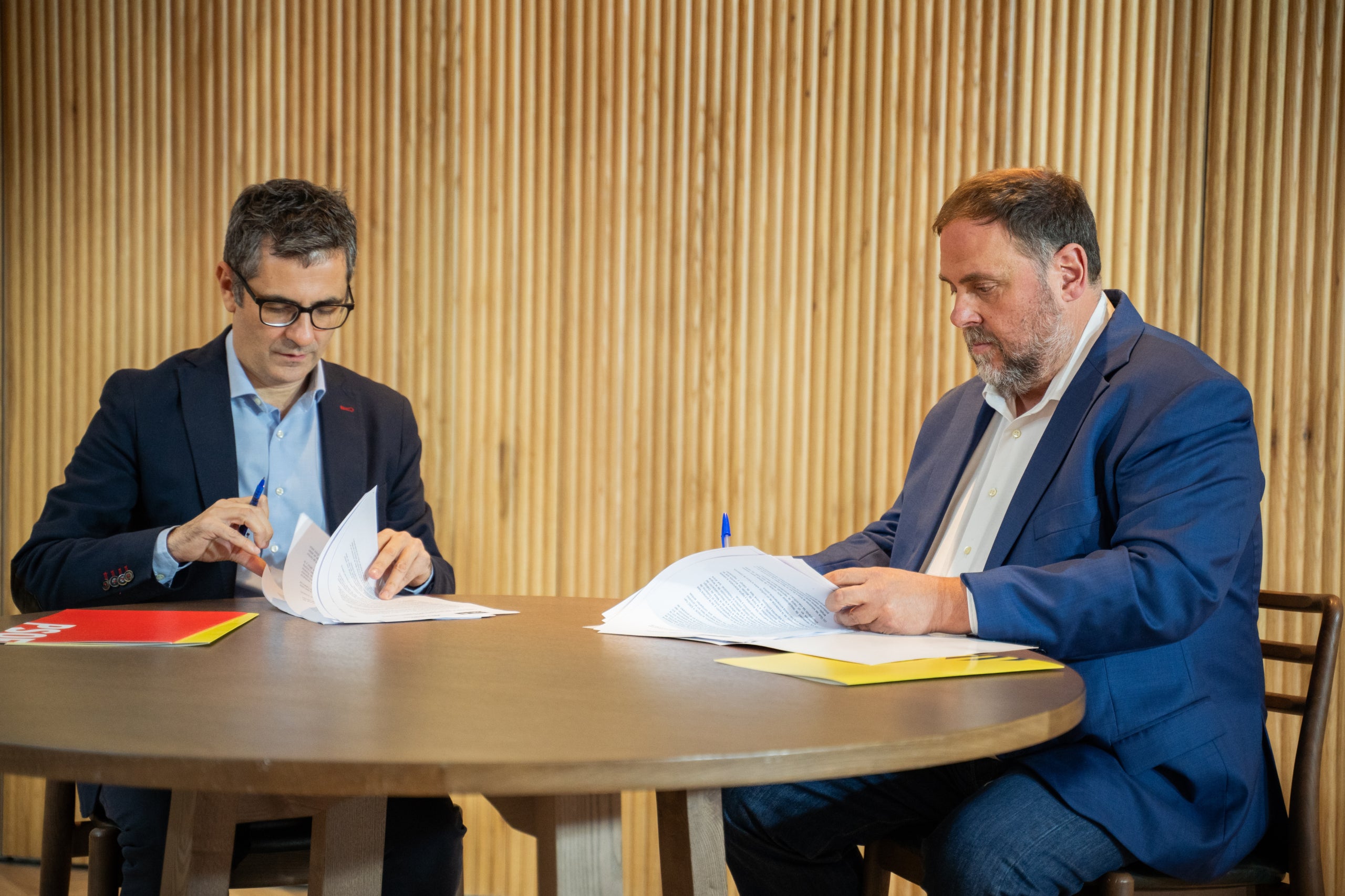 Oriol Junqueras i Fèlix Bolaños signen l'acord d'investidura/Puig