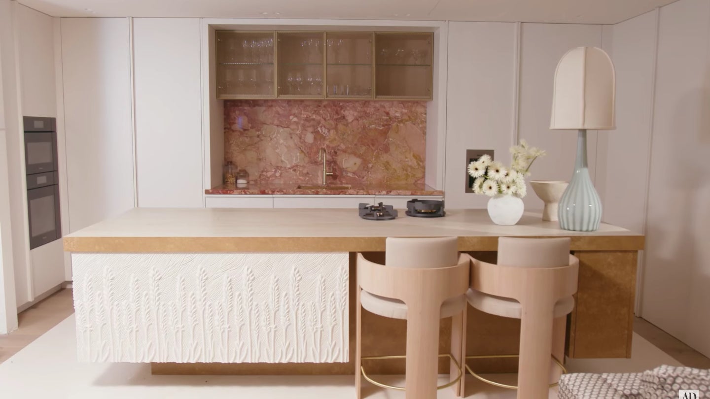 La cuina incorpora un marbre rosa - ARCHITECTURAL DIGEST