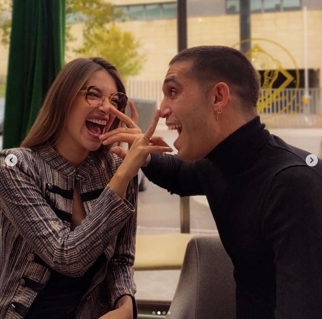 La pareja publica una foto divertida de la petició de matrimonio - Instagram