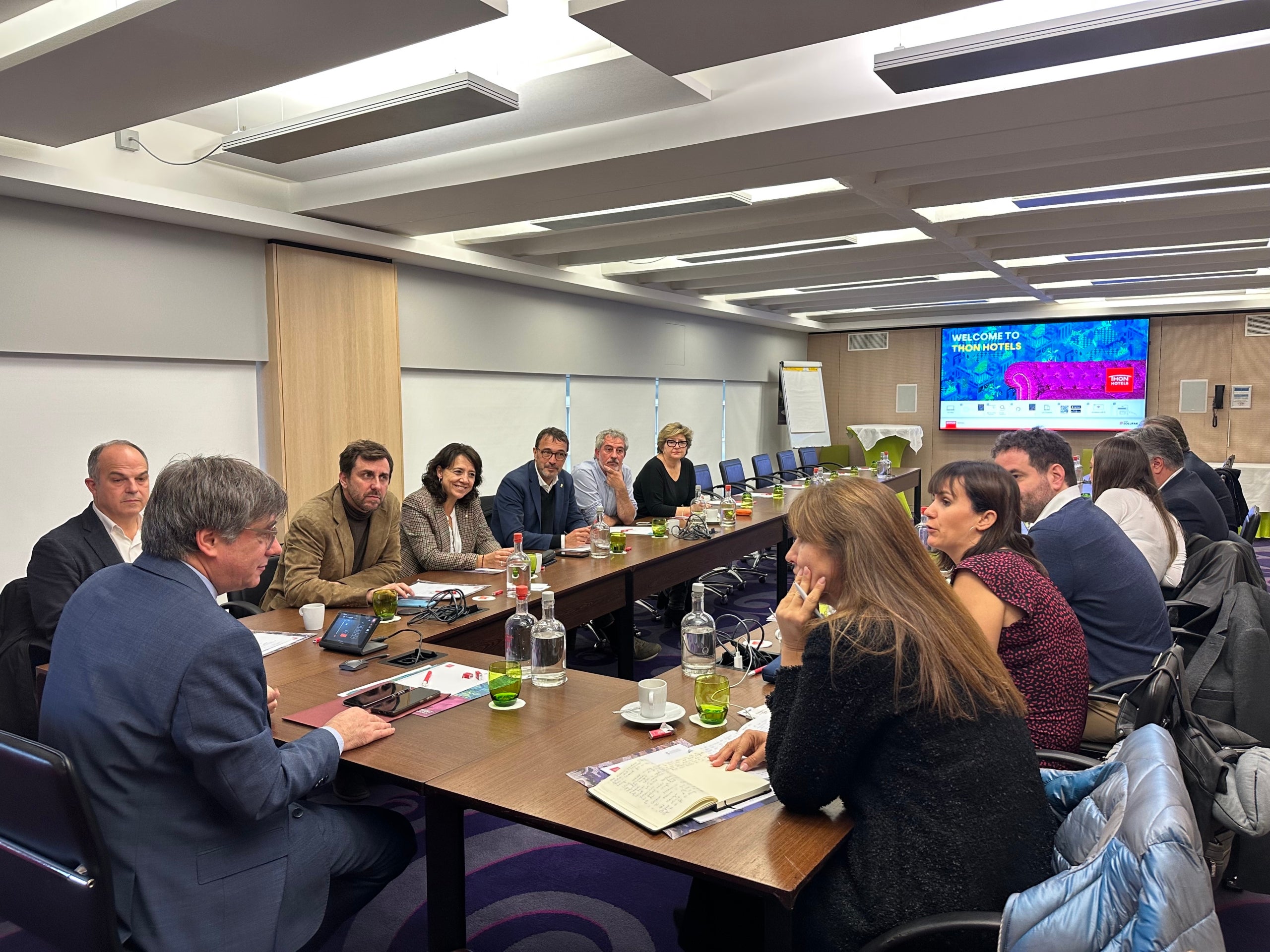 La reunió de Carles Puigdemont amb el Secretariat Permanent de Junts a Brussel·les en el tram final de la negociació amb el PSOE per a l'amnistia i la investidura de Pedro Sánchez (2/11/2023) / Imatge cedida per Junts