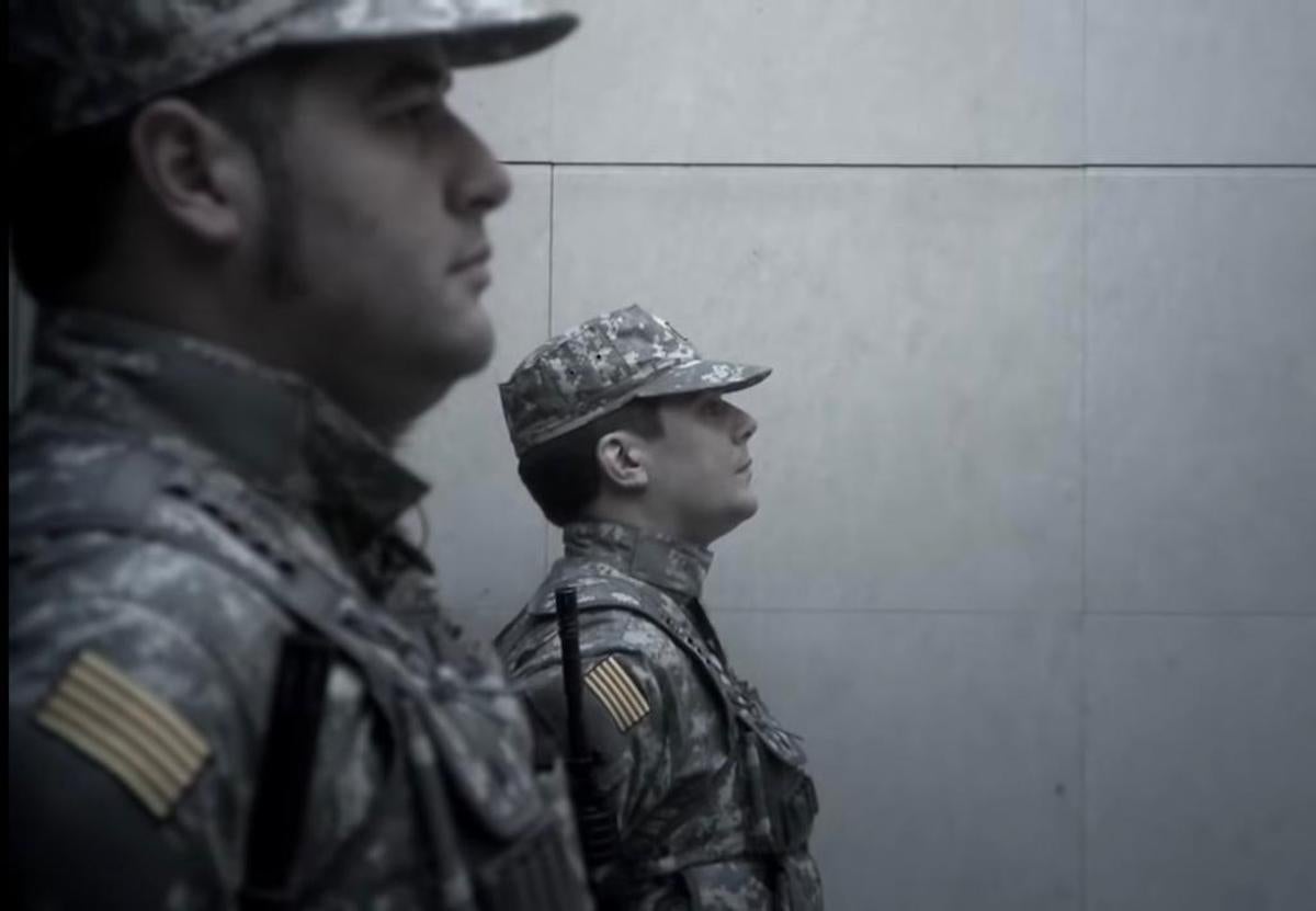 Una imatge de soldats amb la senyera/Àlex Fenoll