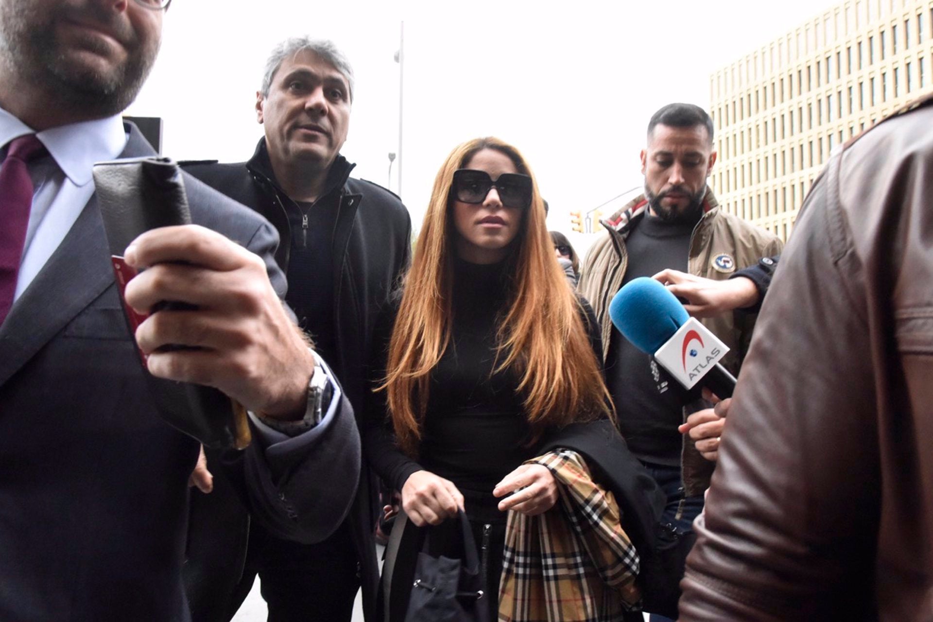 Shakira ha arribat al jutjat amb un look rosa - Europa Press