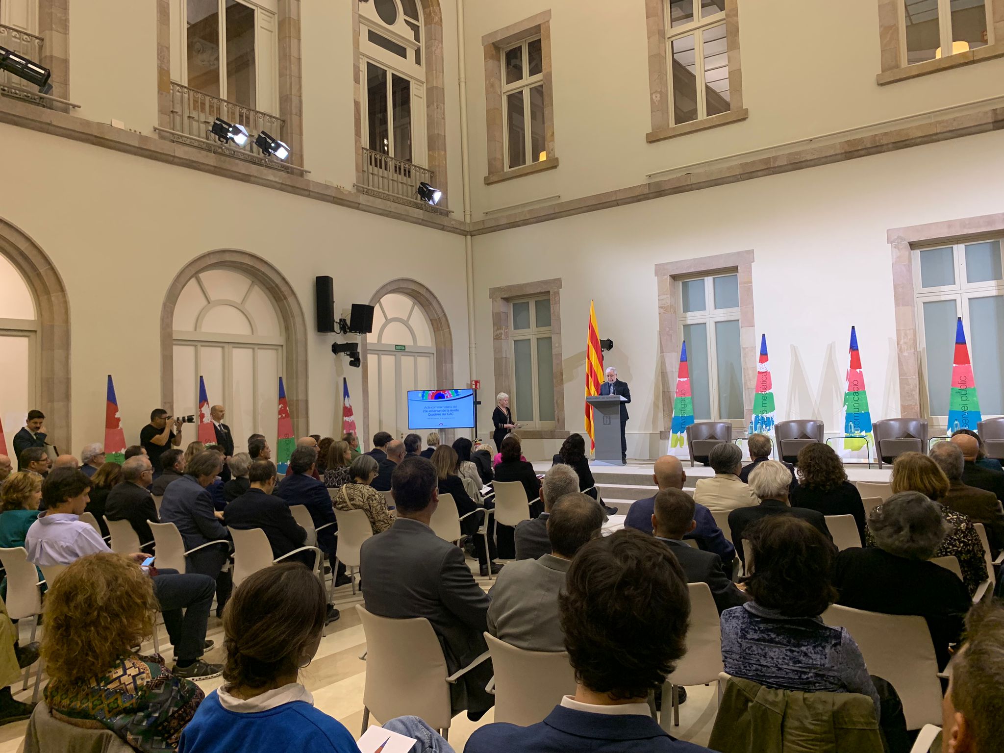 Imatge de l'acte de celebració dels 25 anys de la revista científica 'Quaderns del CAC' des del Parlament de Catalunya / Sílvia Barroso