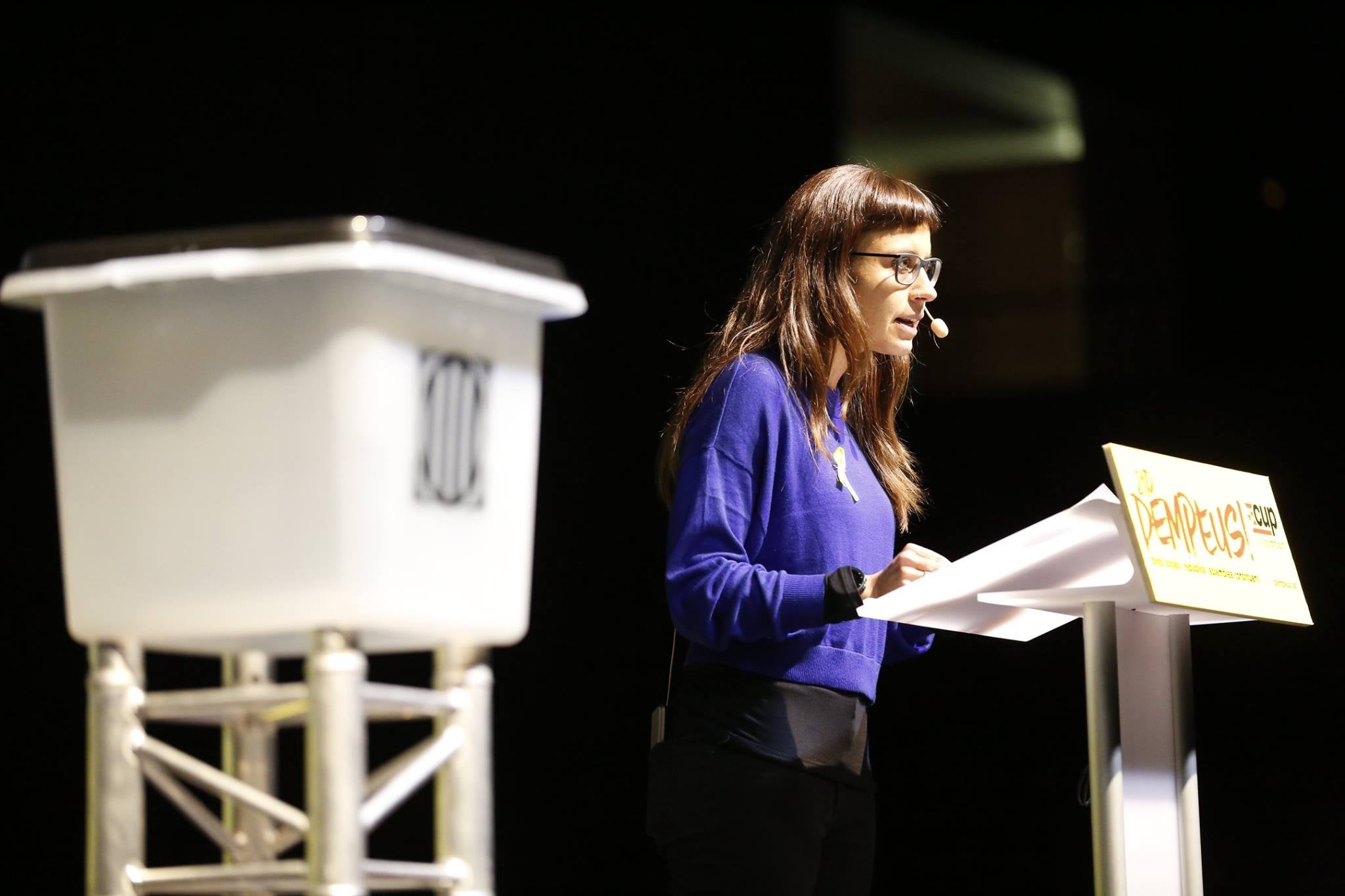 Una urna del Primero de Octubre acompaña un discurso de Maria Rovira en un encuentro de l CUP/Cup