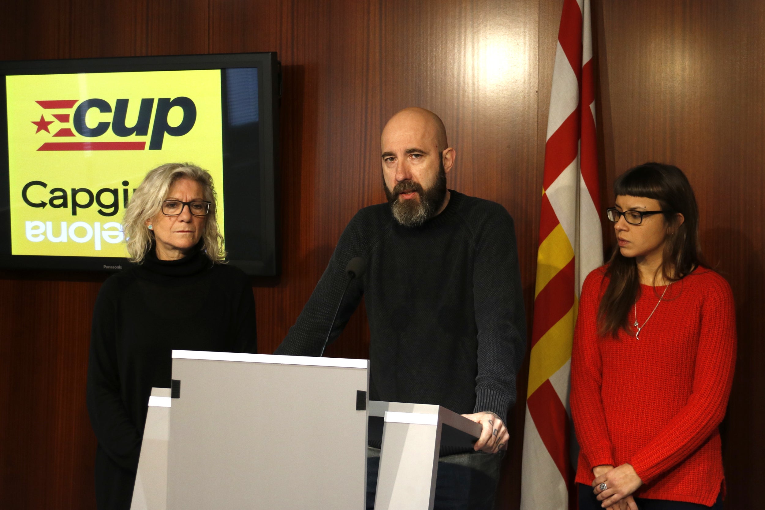 Maria José Lecha, Josep Garganté y Maria Rovira, los tres primero regidores de la CUP en Barcelona, en una rueda de prensa del año 2017/Patricia Mateos