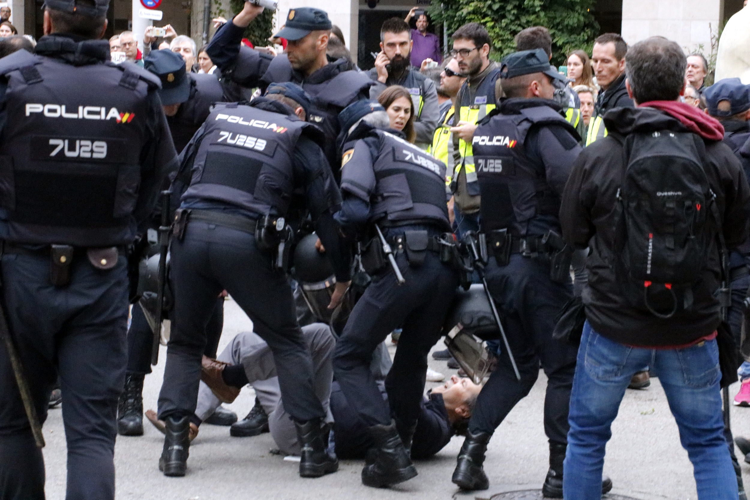 Un home carregat per la policia espanyola l'1-O a Girona / ACN