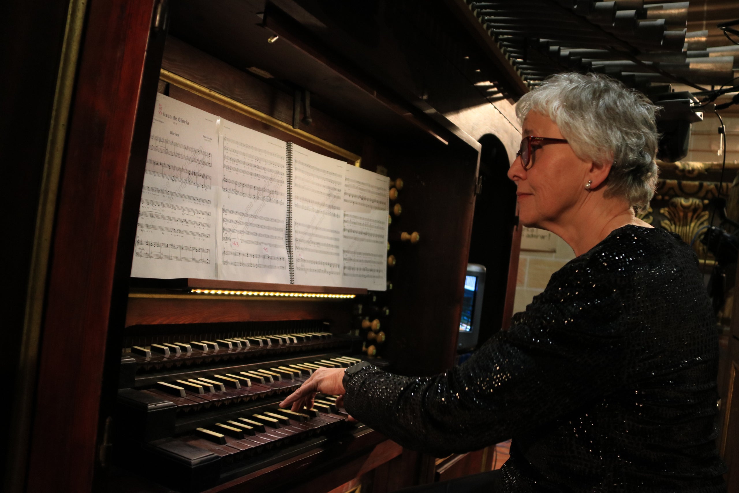 El organista Mercè Sanchis durante la primera representación de 'Misa de Glòria' / ACN