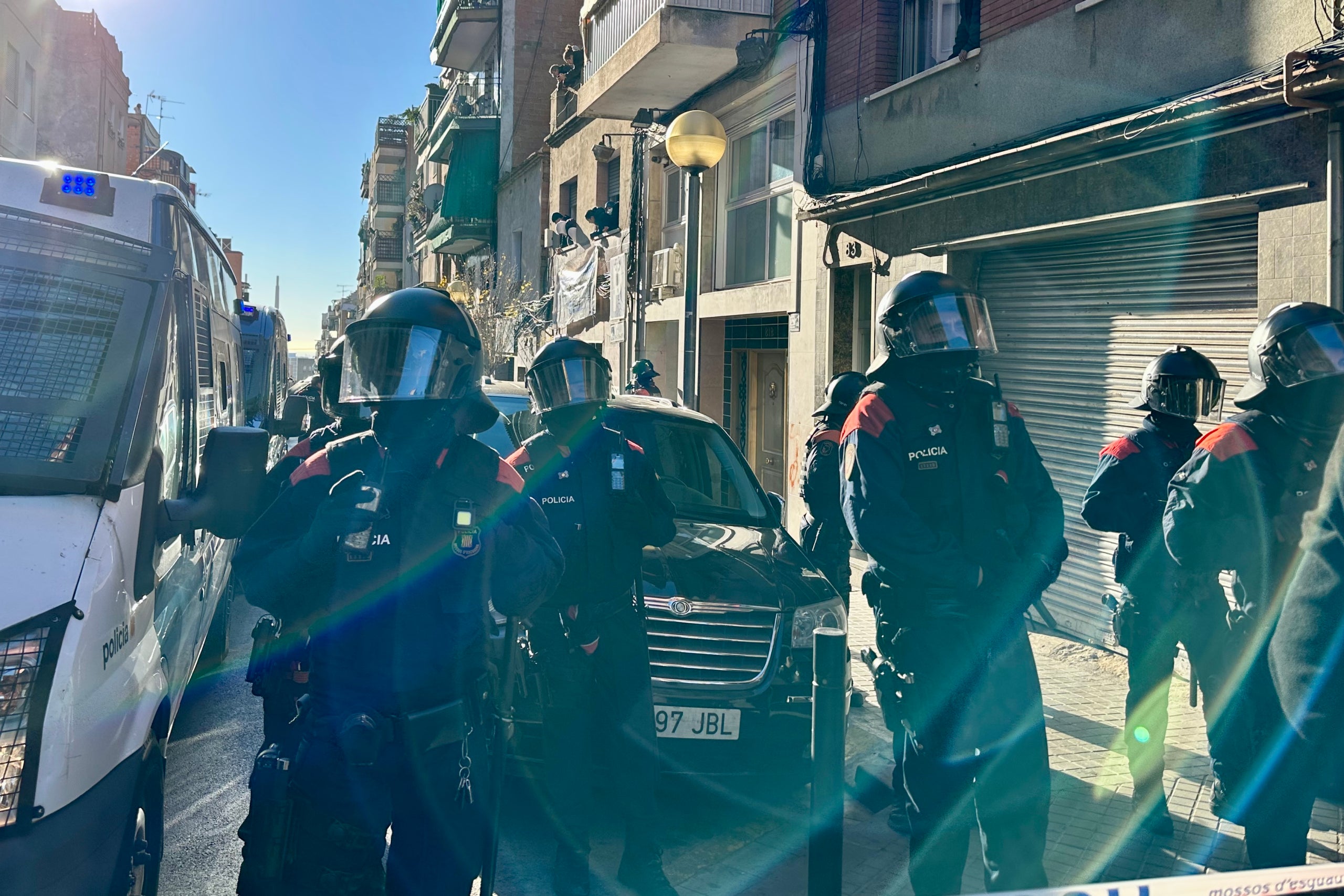 Dispositiu dels Mossos d'Esquadra davant l'edifici de La Salut de Badalona afectat per una ordre de desnonament on hi viuen vuit famílies / ACN (Albert Hernández)