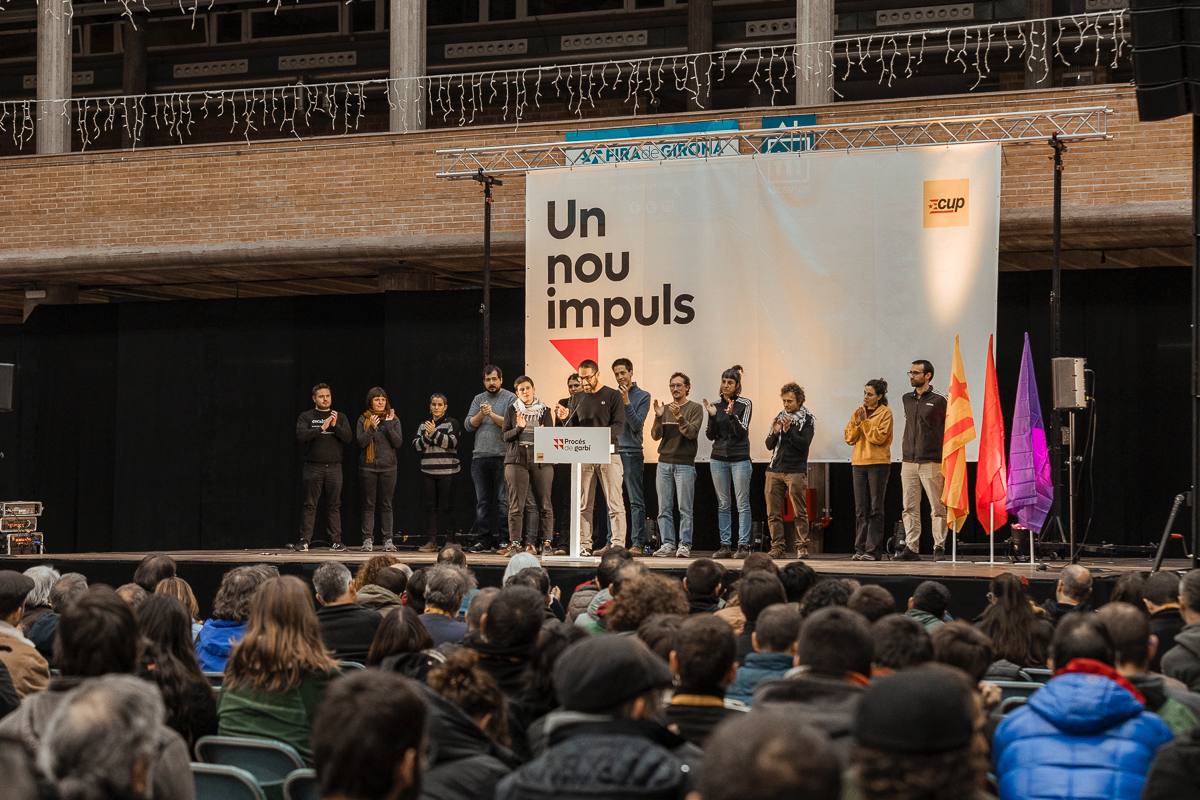Membres del Grup Motor del Procés de Garbí a l'escenari del plenari de l'assemblea de la CUP a Girona/CUP