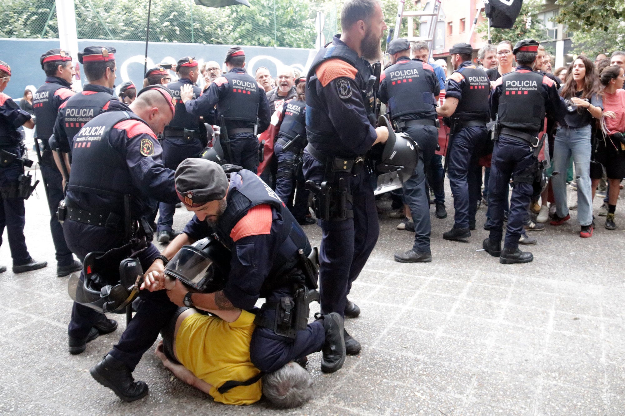 La imatge de Quim Tell quan va ser detingut a Girona en la protesta contra els Borbons, amb el genoll d'un agent de l'ARRO dels Mossos d'Esquadra al coll/Xavier Pi-Marina López