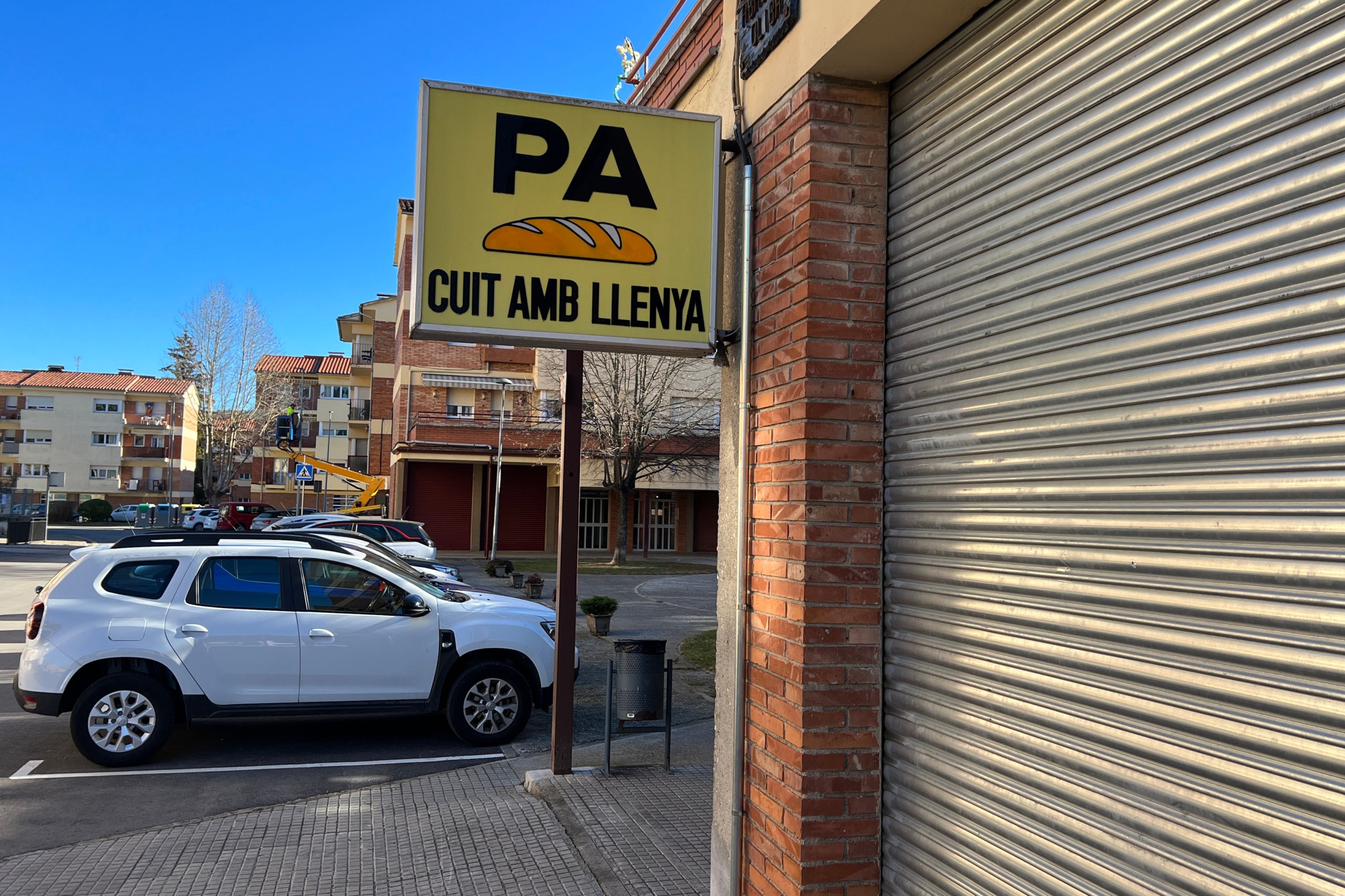Cartell de l'última botiga que hi havia al barri de Sant Pere de Ripoll / ACN