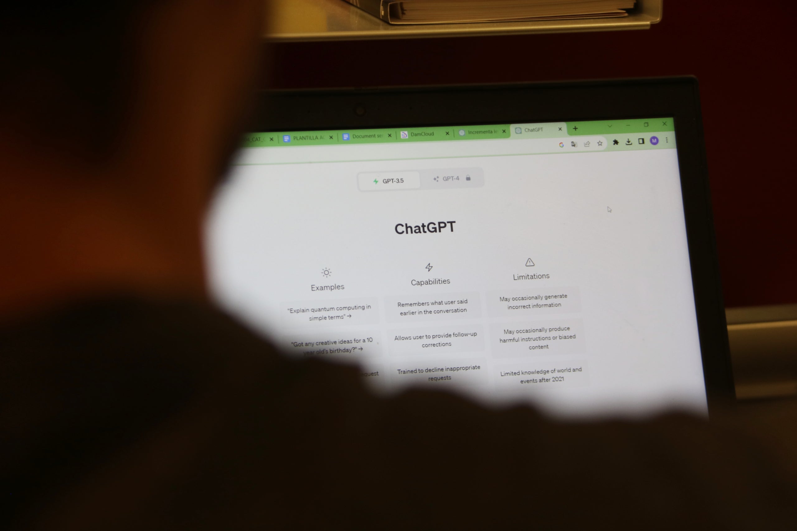 Imatge d'arxiu d'una persona fent servir el ChatGPT / ACN