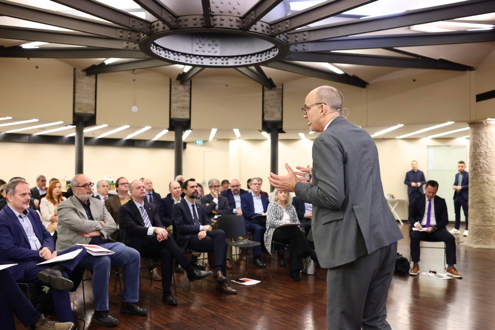 Imatge de la intervenció de l’investigador de la Harvard Business School, Christian Ketels / Departament d’Empresa i Treball