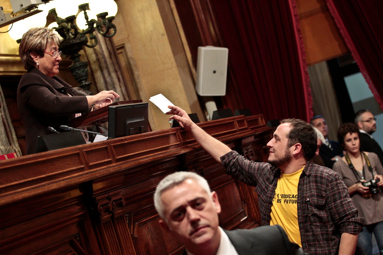 Una imagen icónica de la décima legislatura, cuando la CUP entró por primera vez en el Parlamento, con David Fernàndez votando la composición de la Mesa del Parlamento/Parlamento