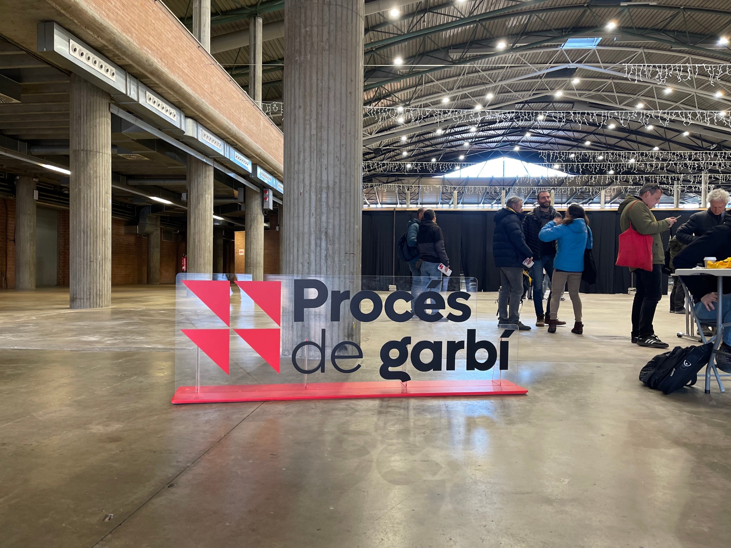 Una entrada del Palau de Fires de Girona amb l'emblema del Procés de Garbí de la CUP/Quico Sallés