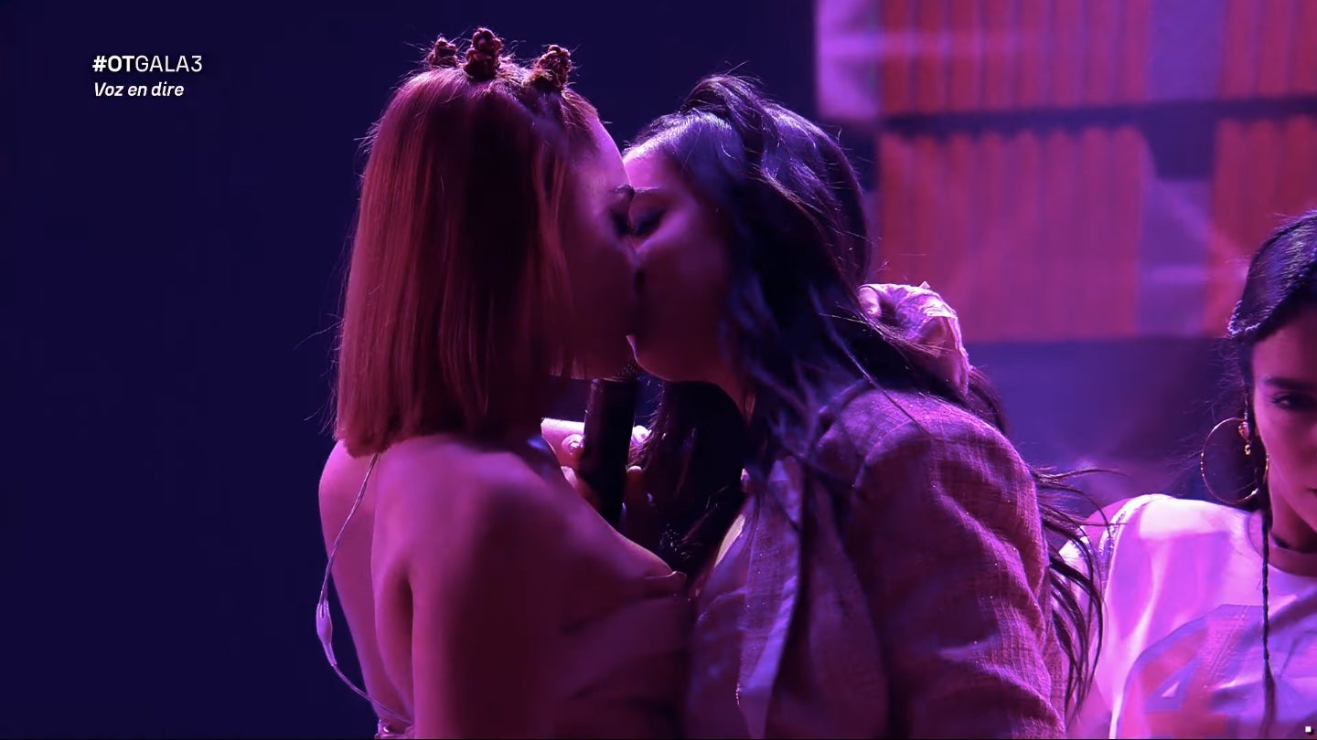 Petó a los labios de Violeta y Chiara en directo a OT - Prime Video