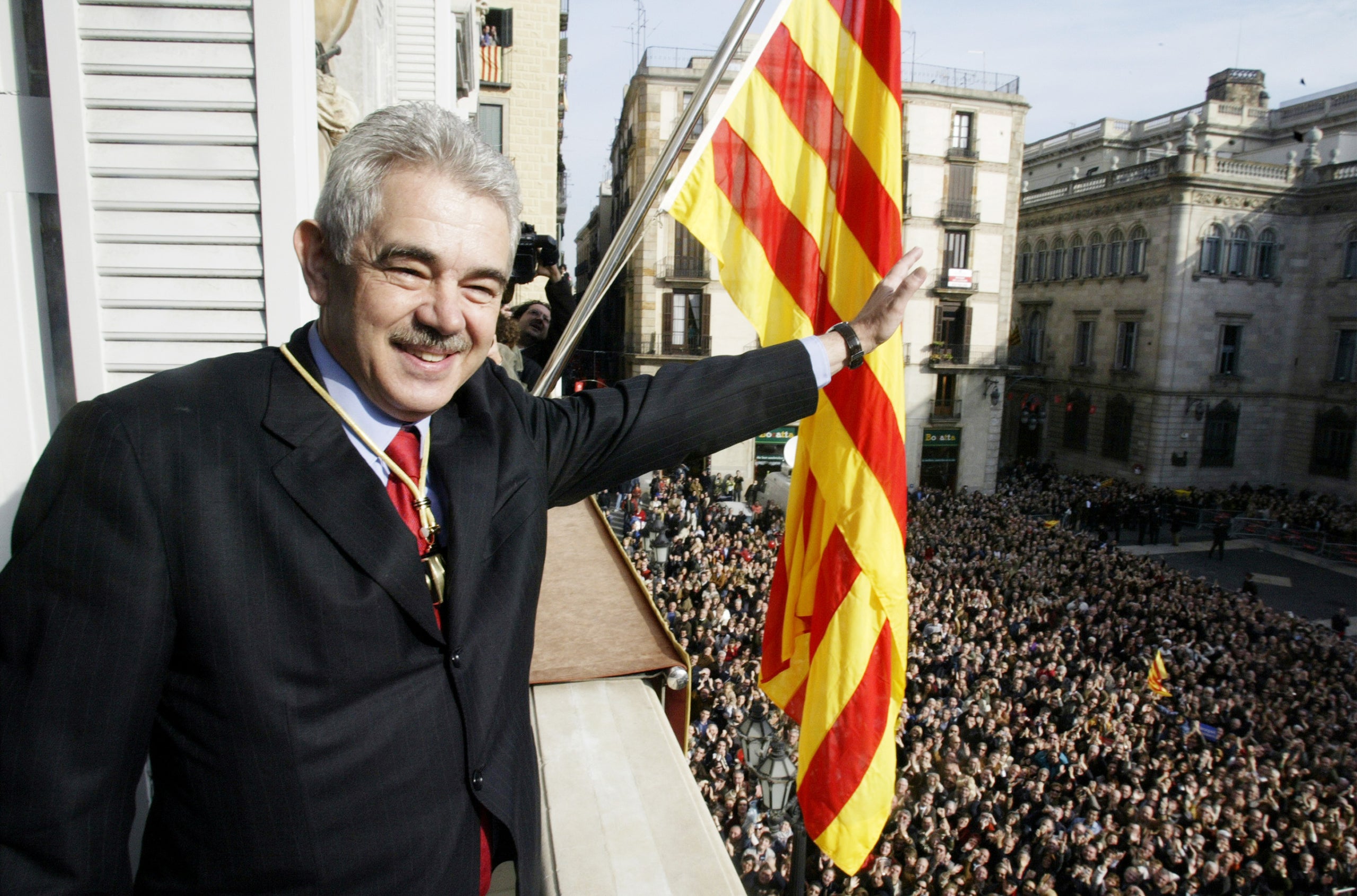 Pasqual Maragall, en el moment de la presa de possessió, al balcó del Palau de la Generalitat/Fundació Catalunya Europa