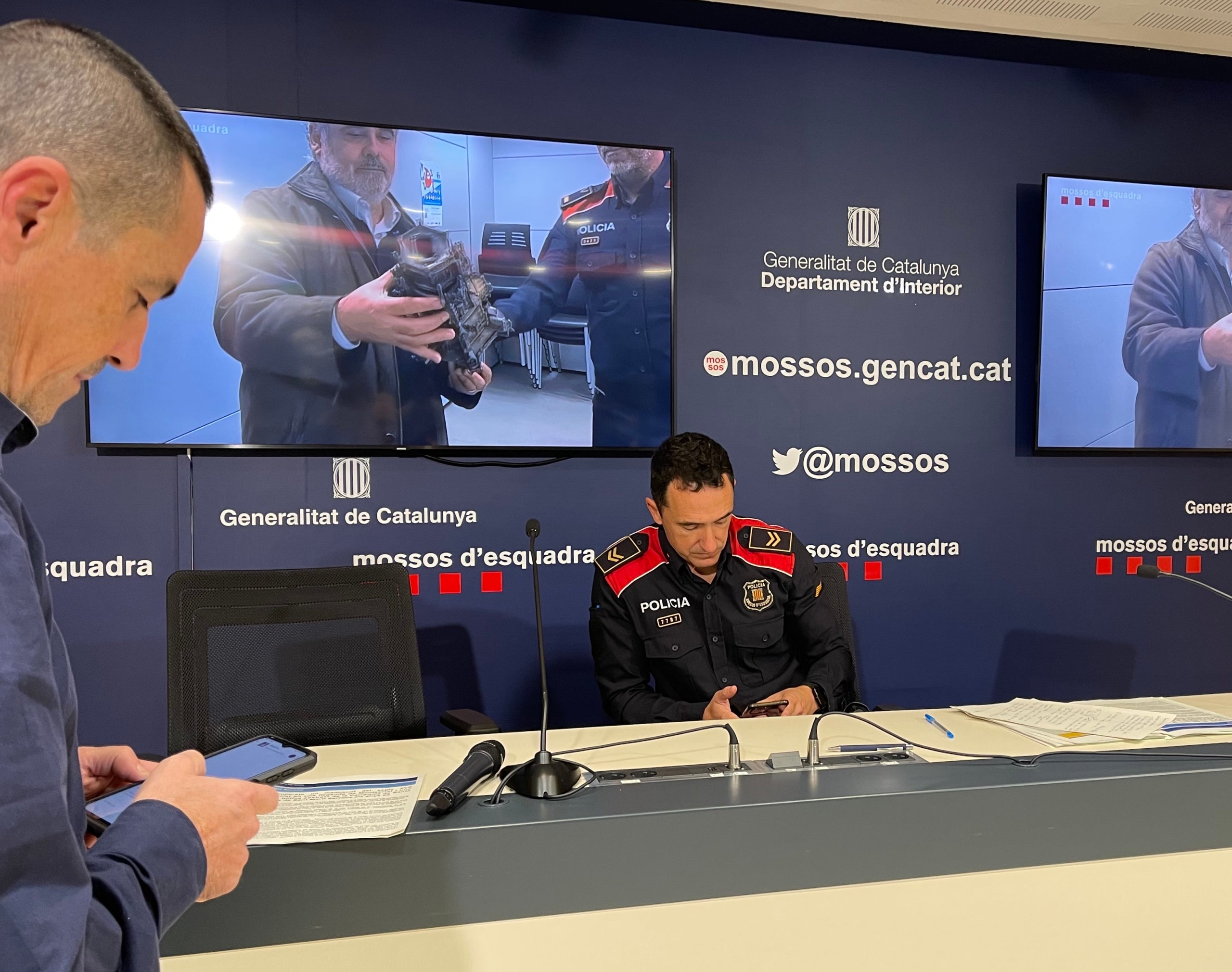 El sergent de la Divisió de Patrimoni Històric dels Mossos d'Esquadra, José Luís Ulloa, just abans d'explicar la recuperació de les peces/Quico Sallés