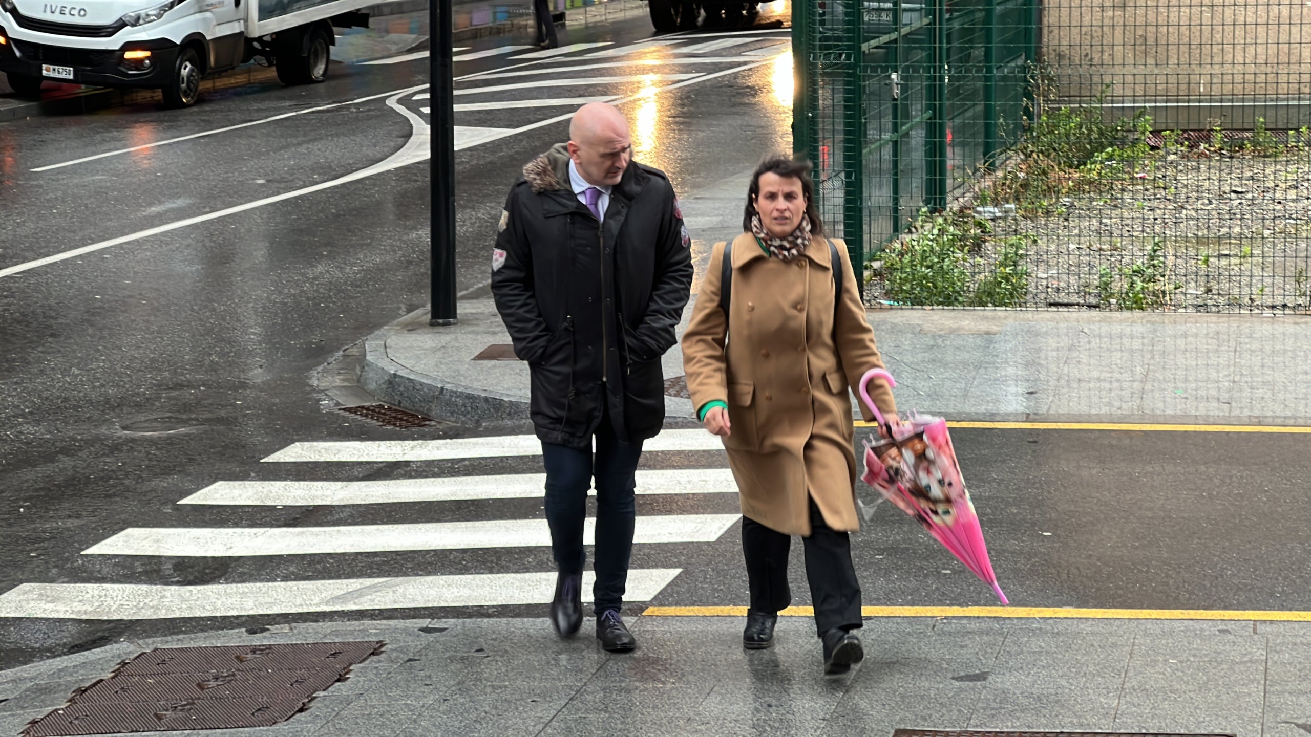 L'activista andorrana en defensa del dret a l'avortament al Principat i presidenta d'Stop Violències, Vanessa Mendoza Cortés, arribant a la Seu de la Justícia / ACN